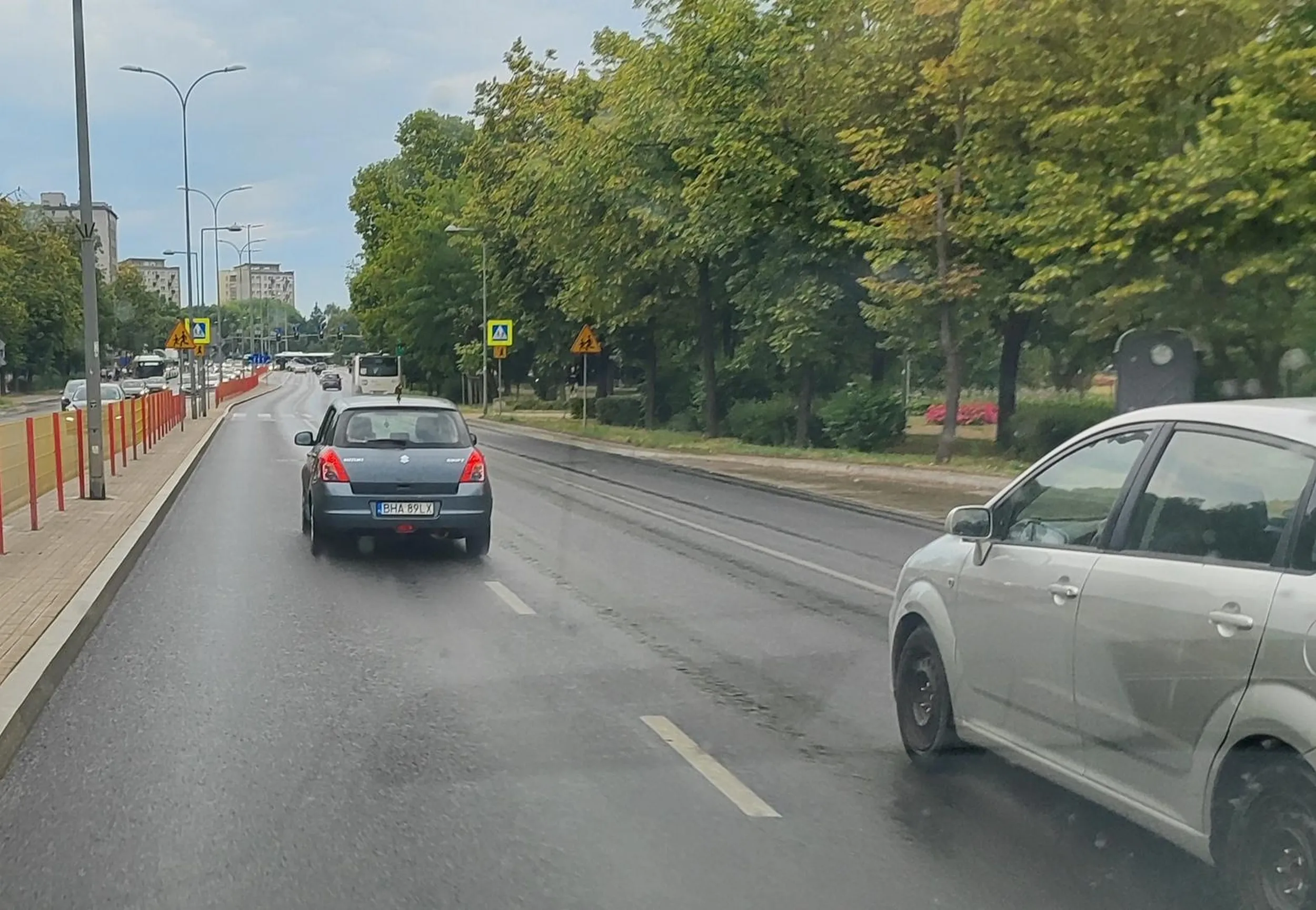 Zapierdziela środkiem przez rondo a potem normalną drogą też, co za pustak z Hajnówki, bez obrazy dla pustaków