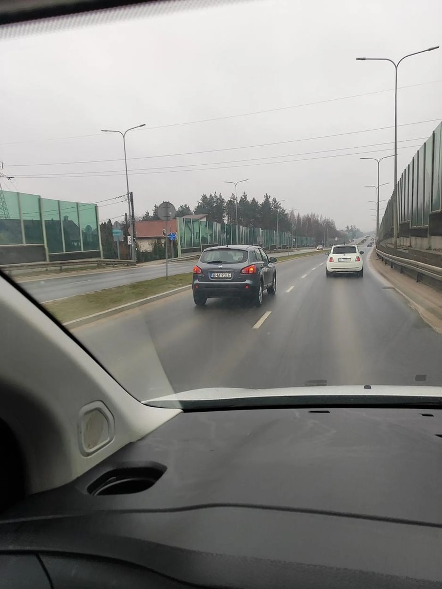 Jedzie lewym pasem z Hajnówki jak święta krowa nie zjedzie na prawy, zaczęliśmy go wyprzedzać prawym pasem