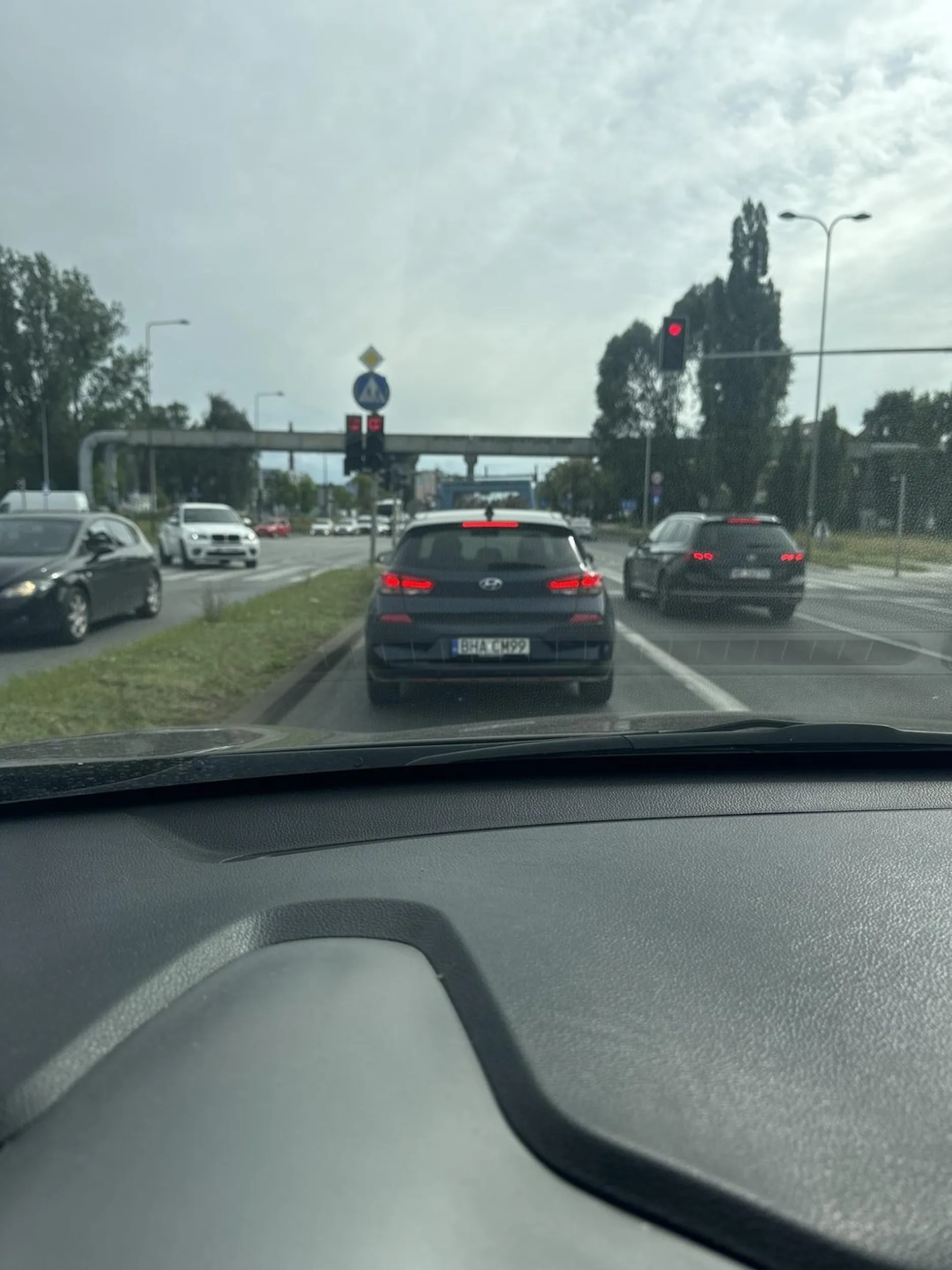 wymusza pierszenstwo