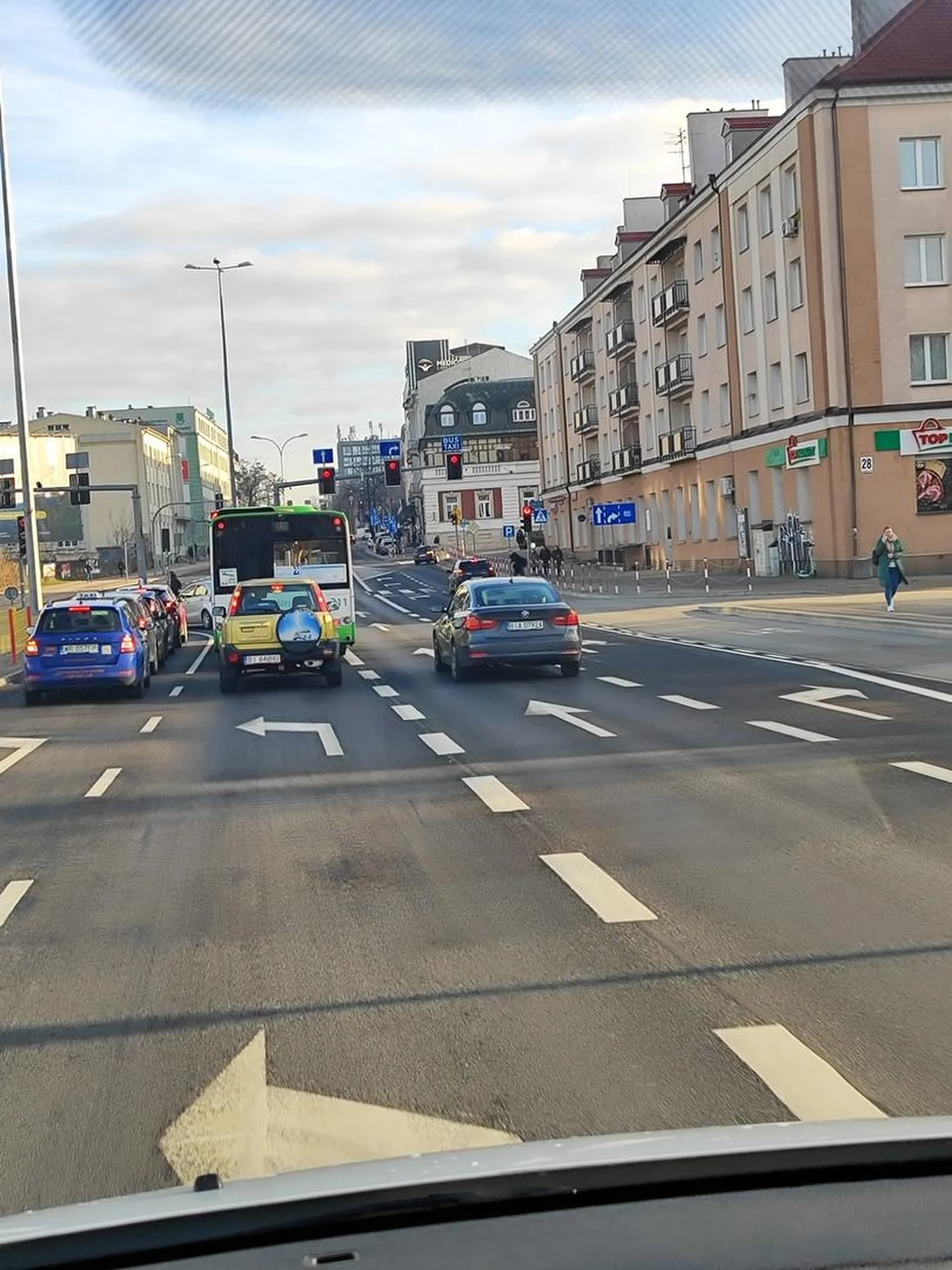 Kasztan jeździ bez kierunków czy to rondo, skrzyżowanie, czy zmiana pasa ani jednego kierunku, po marce się nie dziwię