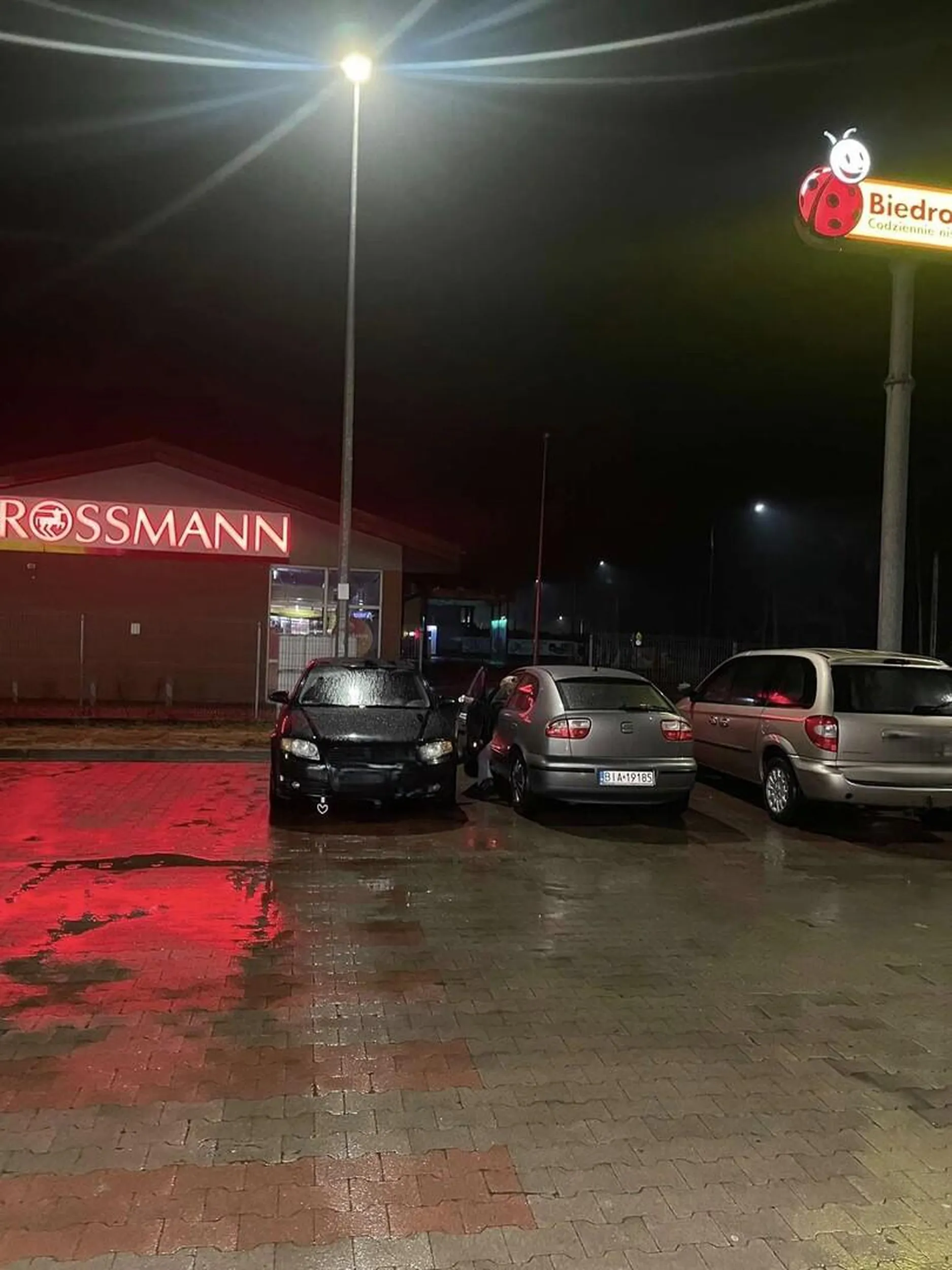 stara chamska baba, lubi uderzać drzwiami w inne samochody na parkingach