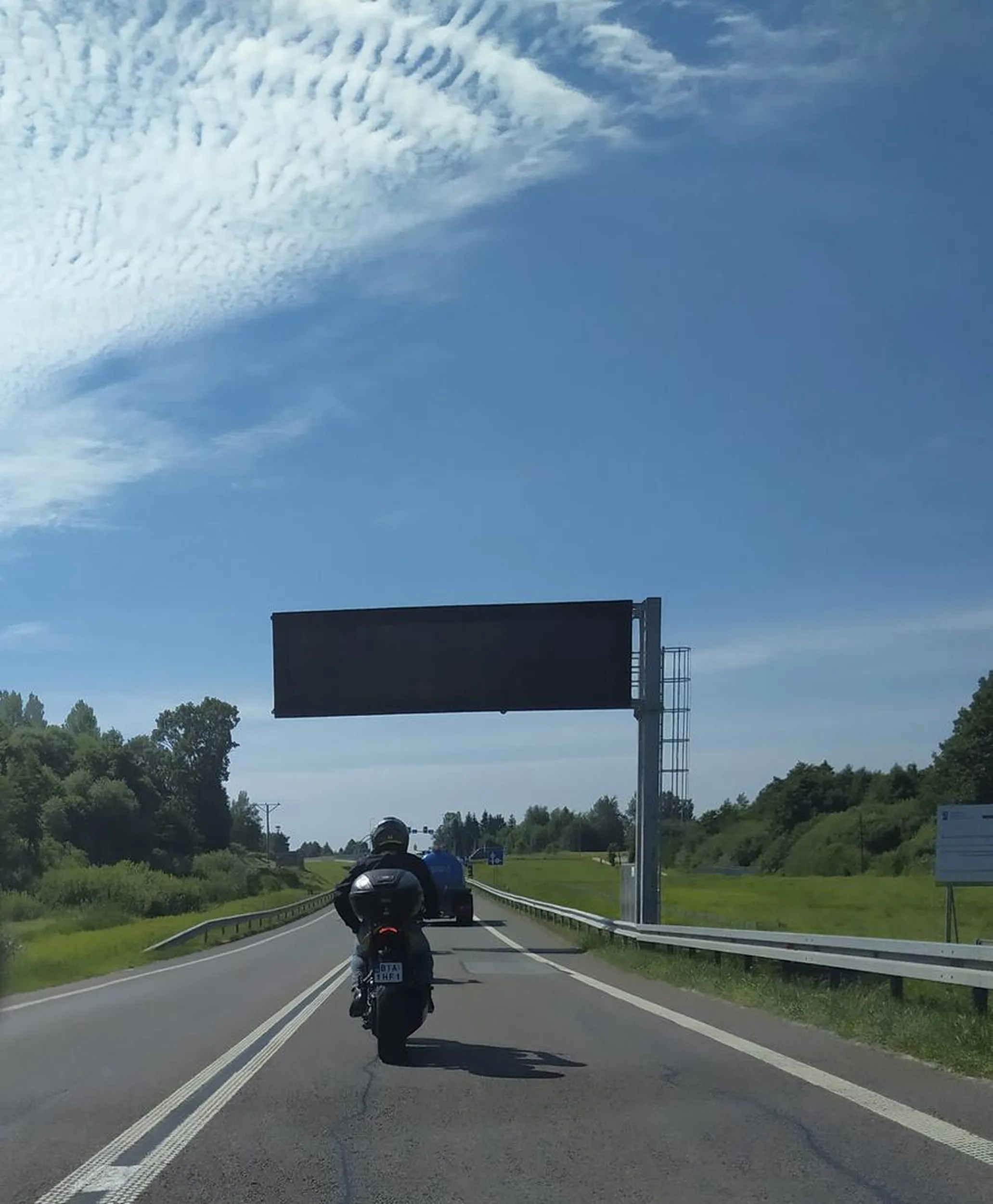 Nie wolno wyprzedzać na podwójnej ciągłej bo ma się motor... w dodatku z kolegami - brak wyobraźni - PIRACI NA DRODZE!