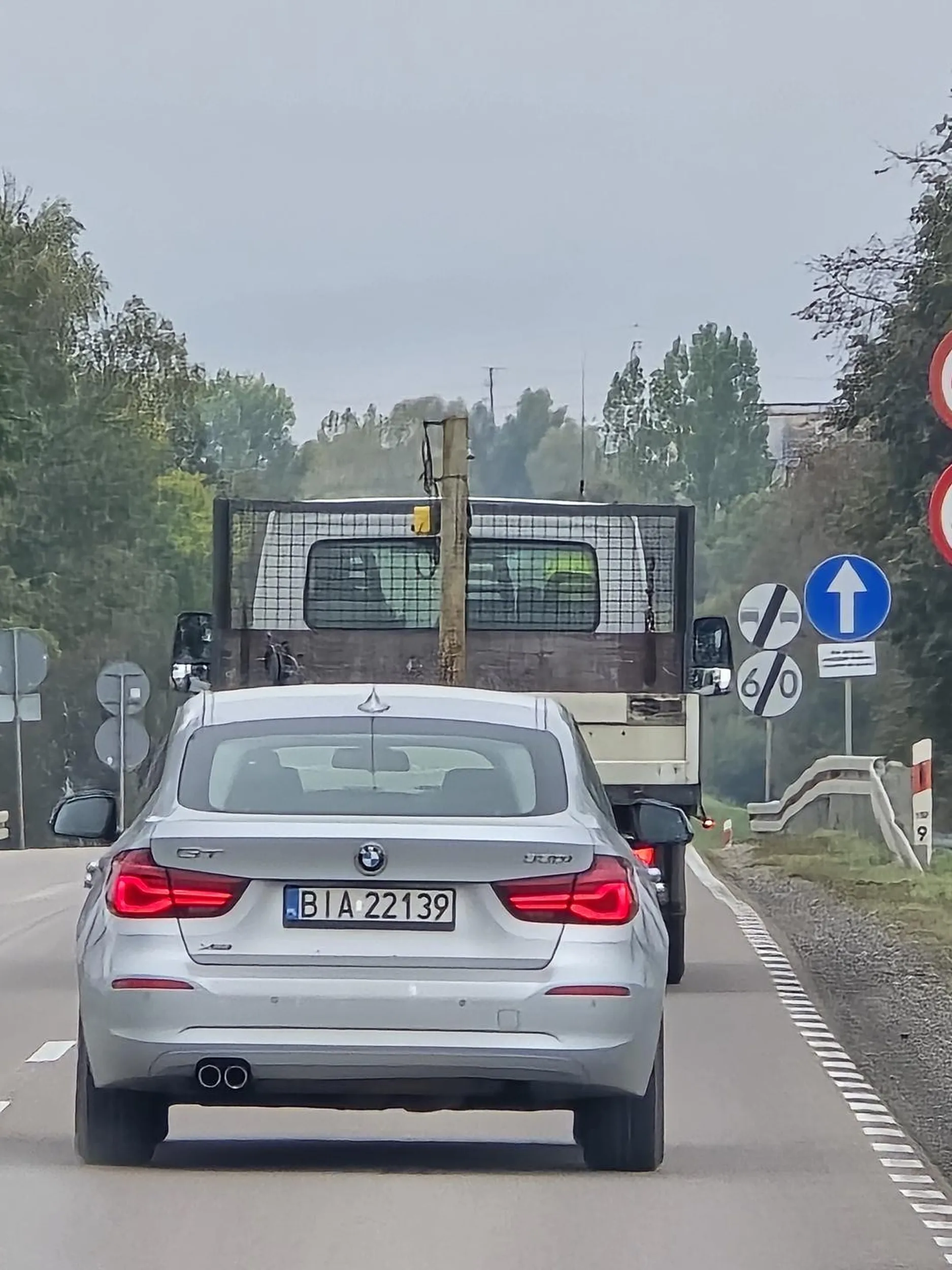 Nie zachowują odstępu,  poganiają kierowcę do przekroczenia prędkości w celu wyłudzania mandatu. Kierowca się nie daje i jedzie przepisowo