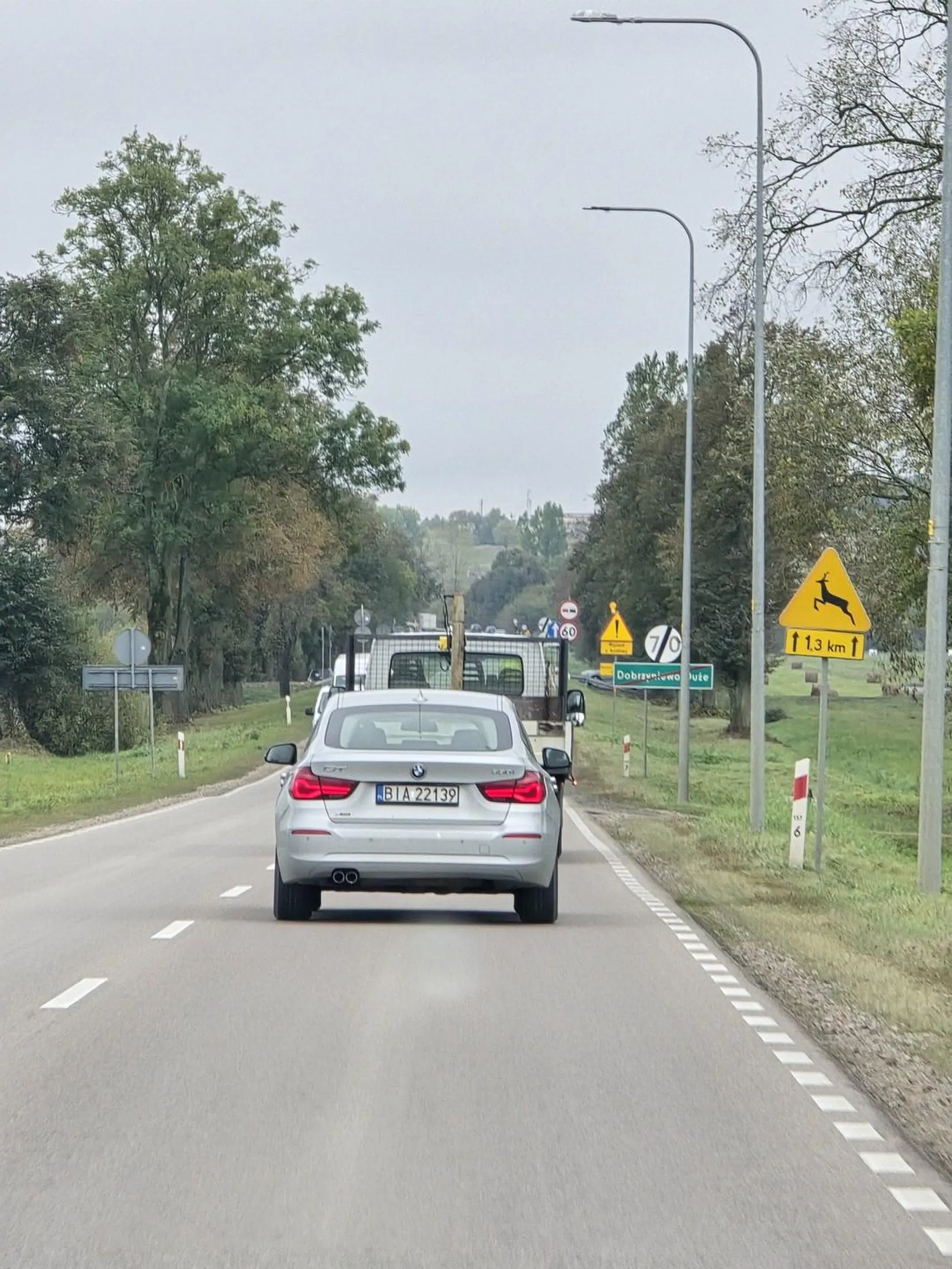 Nie zachowują odstępu,  poganiają kierowcę do przekroczenia prędkości w celu wyłudzania mandatu. Kierowca się nie daje i jedzie przepisowo