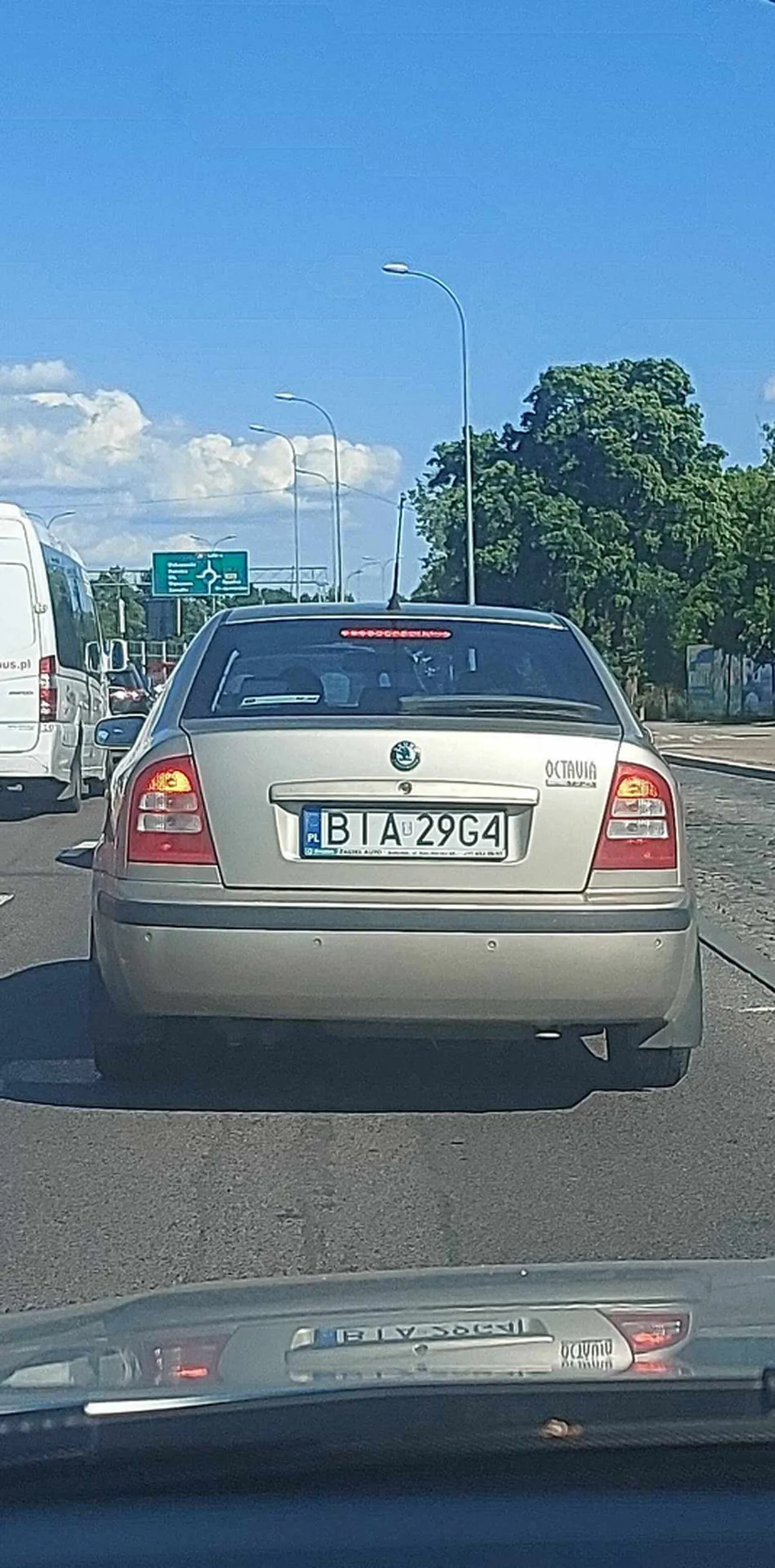 To jest jakis niesmieszny zart kierowca stary jak czas obok z jakas chlora od lysej glacy promienie bija i co i test hamulcow czy moze schizofremia??? Gosciu jak jestes juz za stary to wypierdalaj z auta i jezdzij autobusem oraz nie zaszkodzi przejsc sie przebadac moze na starosc cos sie odkleilo