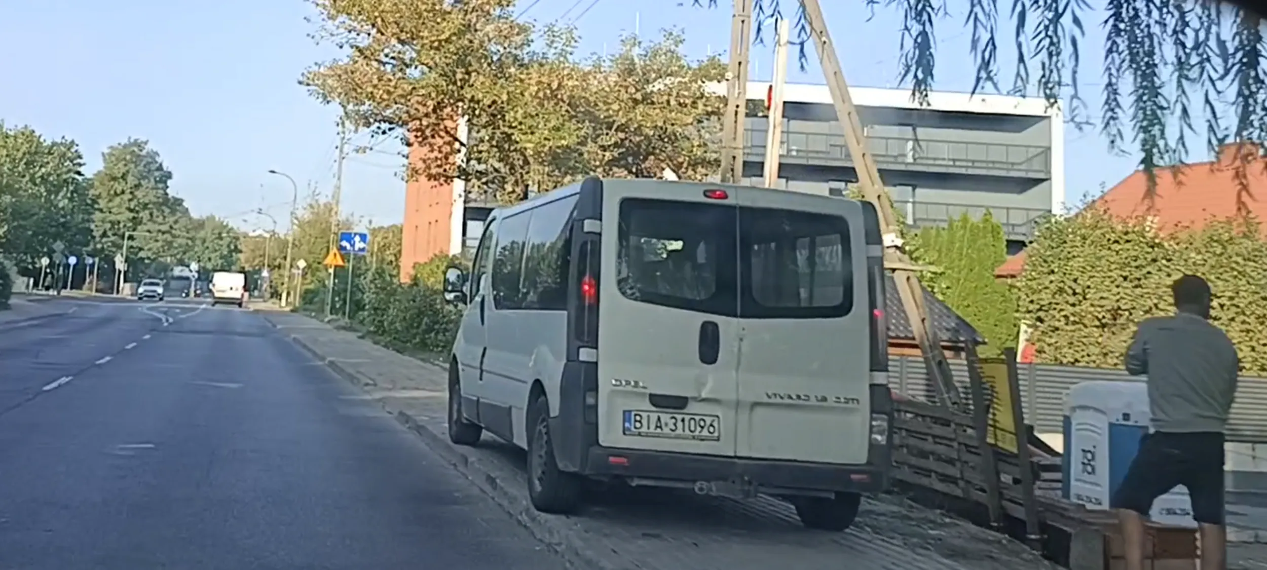 Patokierowca pato parkuje na chodniku i nie ma miejsca na przejście dla pieszych