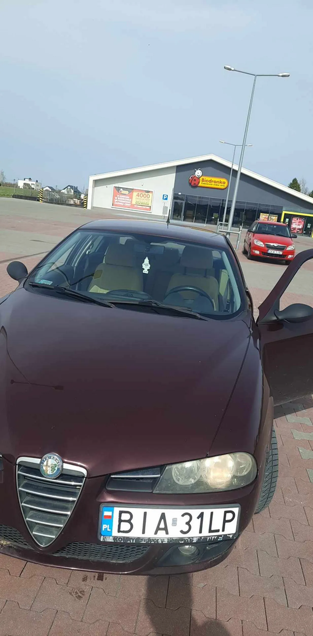 Kierowca tego pojazdu wypróżnił się pod sklepem biedronka i pobił mnie oraz panie ekspedientki z trzema patusami za pomocą lewarka i trzech zbitych butelek po harnasiu