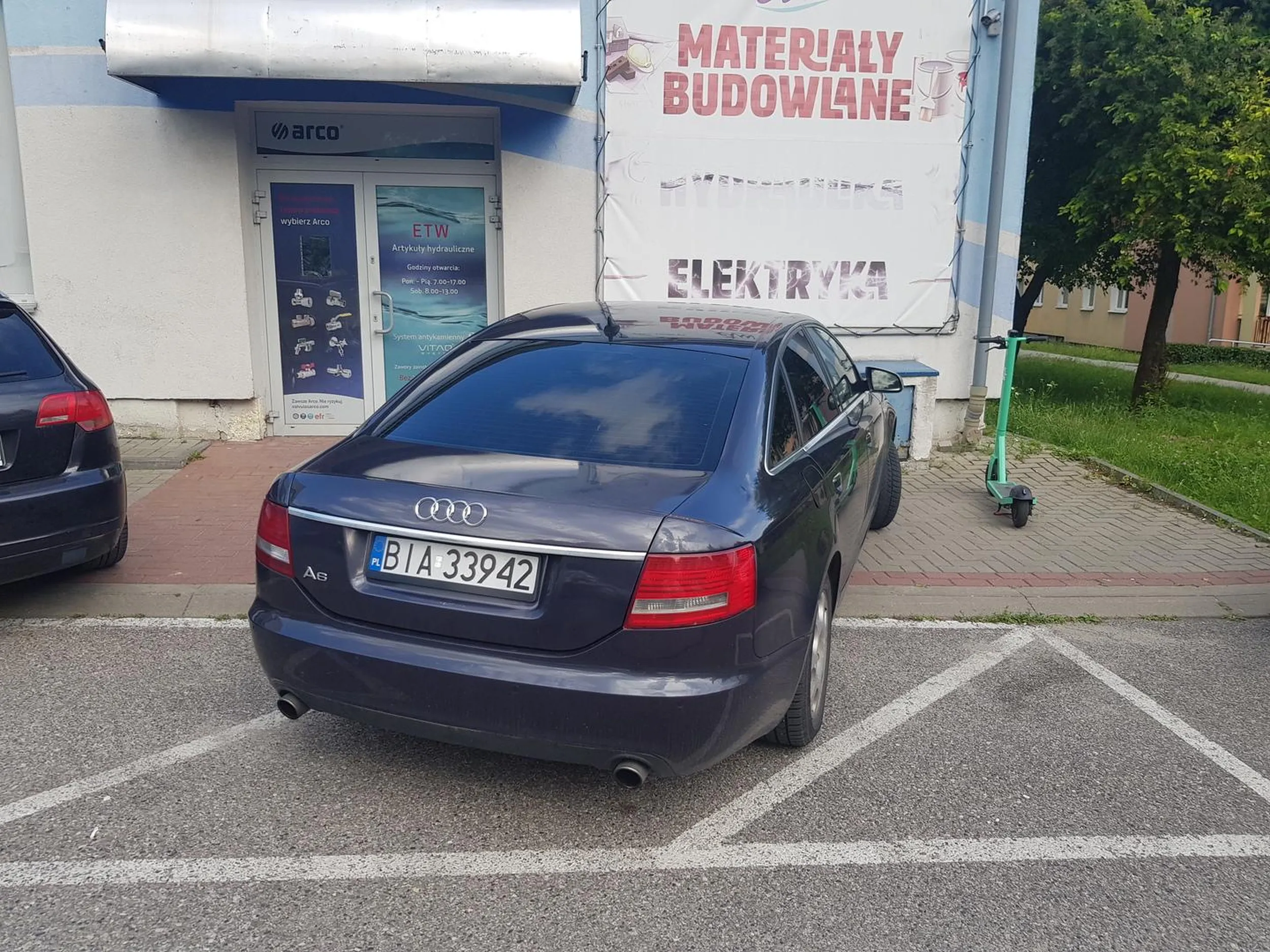 Naucz się parkować flecisto A nie zastawiasz auto normalnie zaparkowane .Znajdziesz miejsce i jak mucha do gówna lecisz , nawet nie patrzysz co i jak , ważne żeby zaparkować, nie pozdrawiam