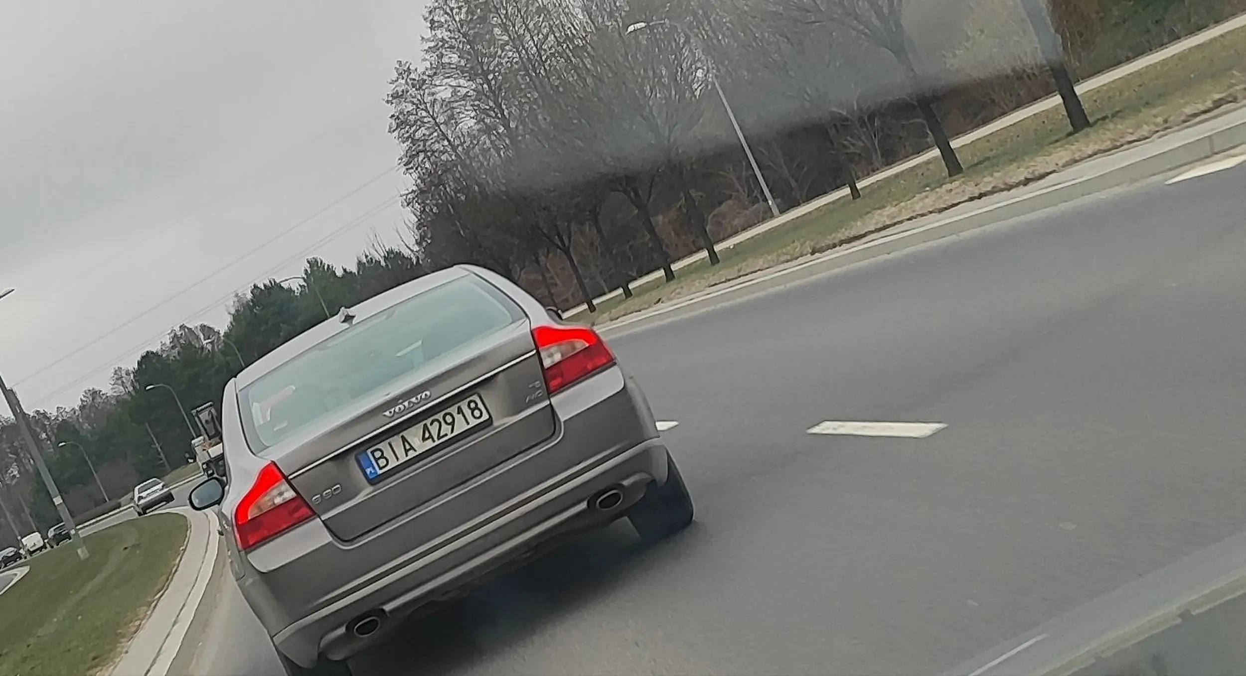 Połóż się lepiej na tym lewym pasie, z kierownicą w jednej ręce a w drugiej telefon!