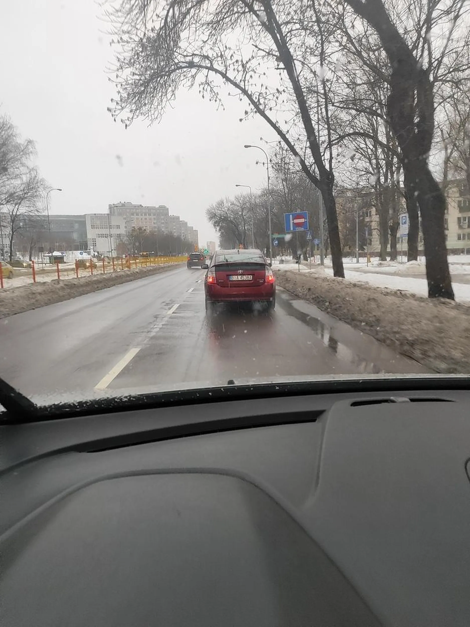 Stara Ci się puszcza, w burdelu i tak zostałeś zrobiony, za takie wymuszenie kiedy chwilę temu zaczął padać śnieg i jest ślisko ty wymuszasz a ja wciskam hebel do końca mając towar na pace ty śliska ruro jeszcze żebyś gazu dodał a nie 30 km/h pet największy zabrać takim prawo jazdy niezdolni do uczestnictwa w ruchu drogowym