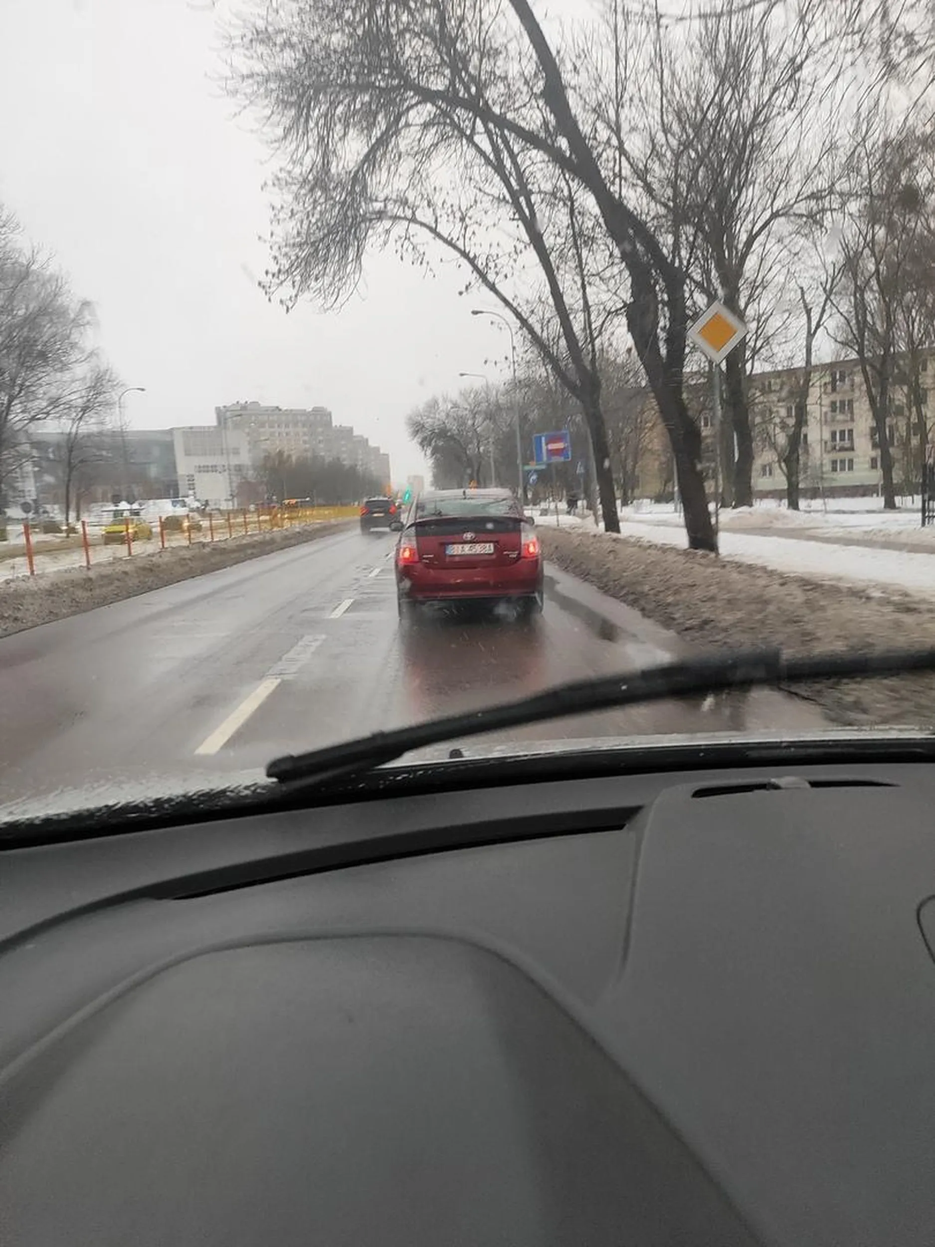 Stara Ci się puszcza, w burdelu i tak zostałeś zrobiony, za takie wymuszenie kiedy chwilę temu zaczął padać śnieg i jest ślisko ty wymuszasz a ja wciskam hebel do końca mając towar na pace ty śliska ruro jeszcze żebyś gazu dodał a nie 30 km/h pet największy zabrać takim prawo jazdy niezdolni do uczestnictwa w ruchu drogowym