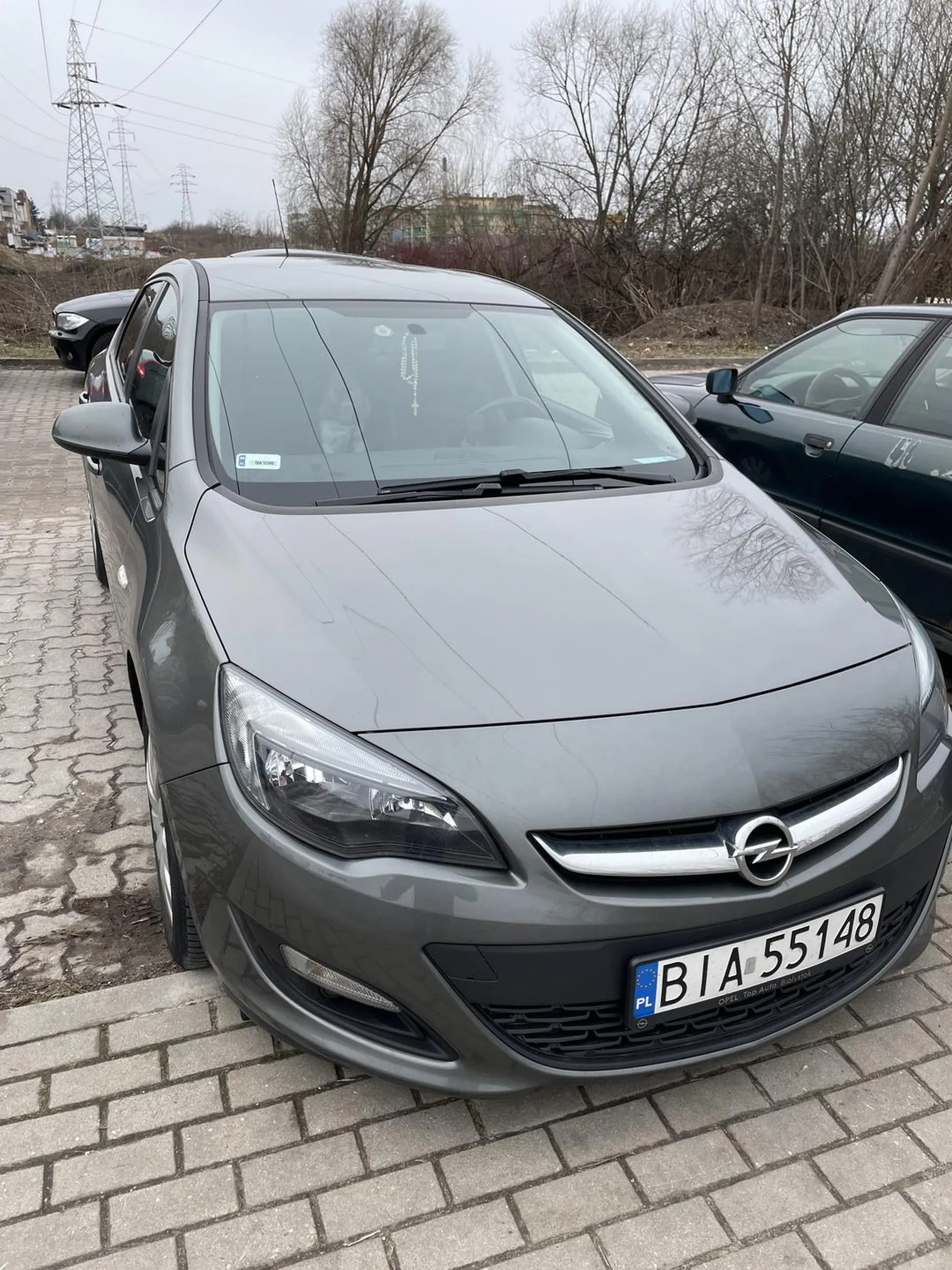 właściciel/włascicielka pozostawił/a psa zamkniętego w pojeździe na ponad godzinę w okolicy ulicy transportowej 3 a do tego różaniec w samochodzie na lusterku gratulacje oby was ktoś tak zostawił