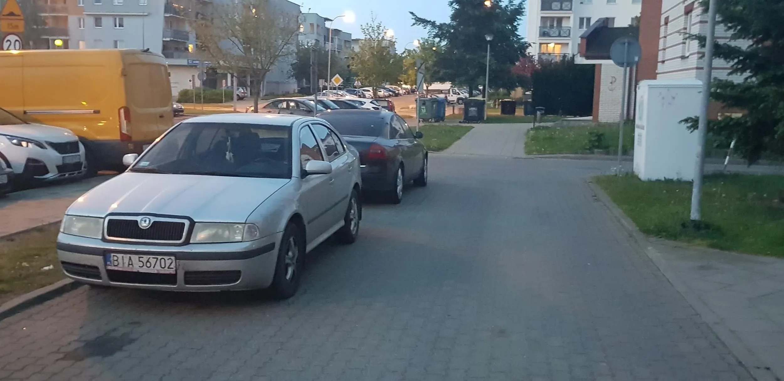 Blokuje drogę pożarową