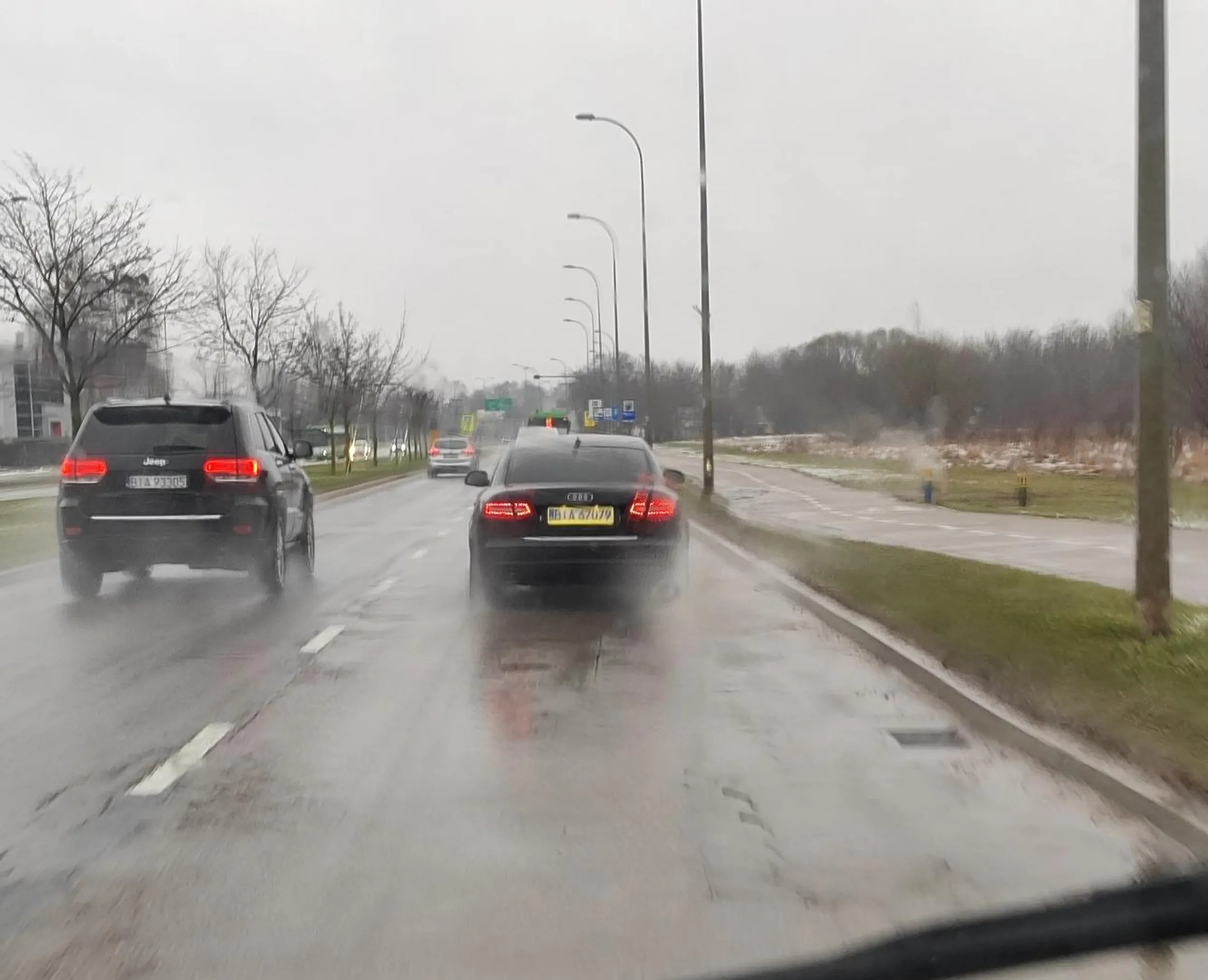 Nagle zaczął jechać środkiem, ma brzydka ramkę na rejestrację