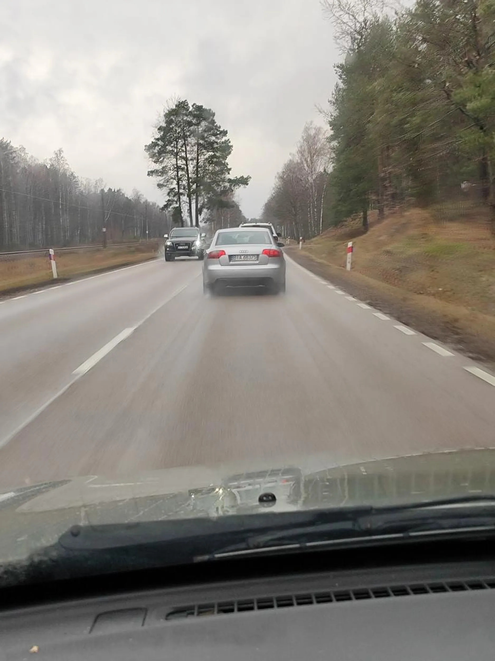 Dojeżdża do lewego pasa i nie zamierza wyprzedzać ...