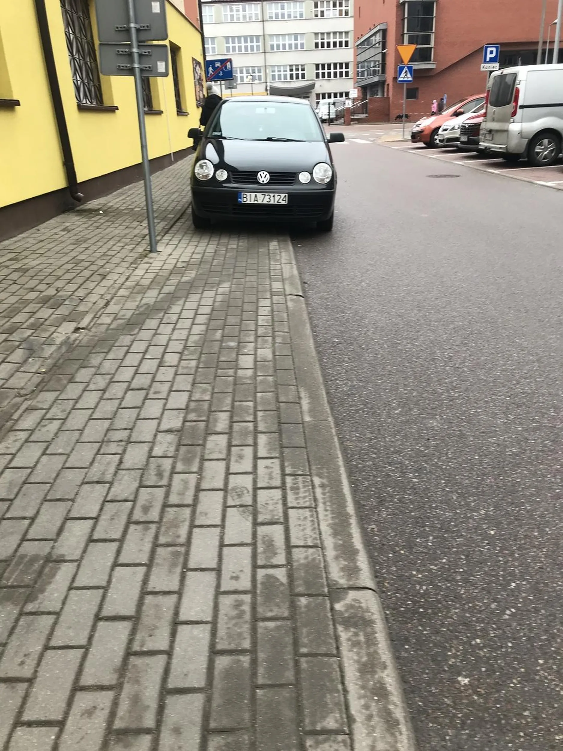 Ja mówiłem dla kobiety że nie można tu parkować a kobieta mnie opluła i powiedziała że gówno wiem więc takich się nie szanuje