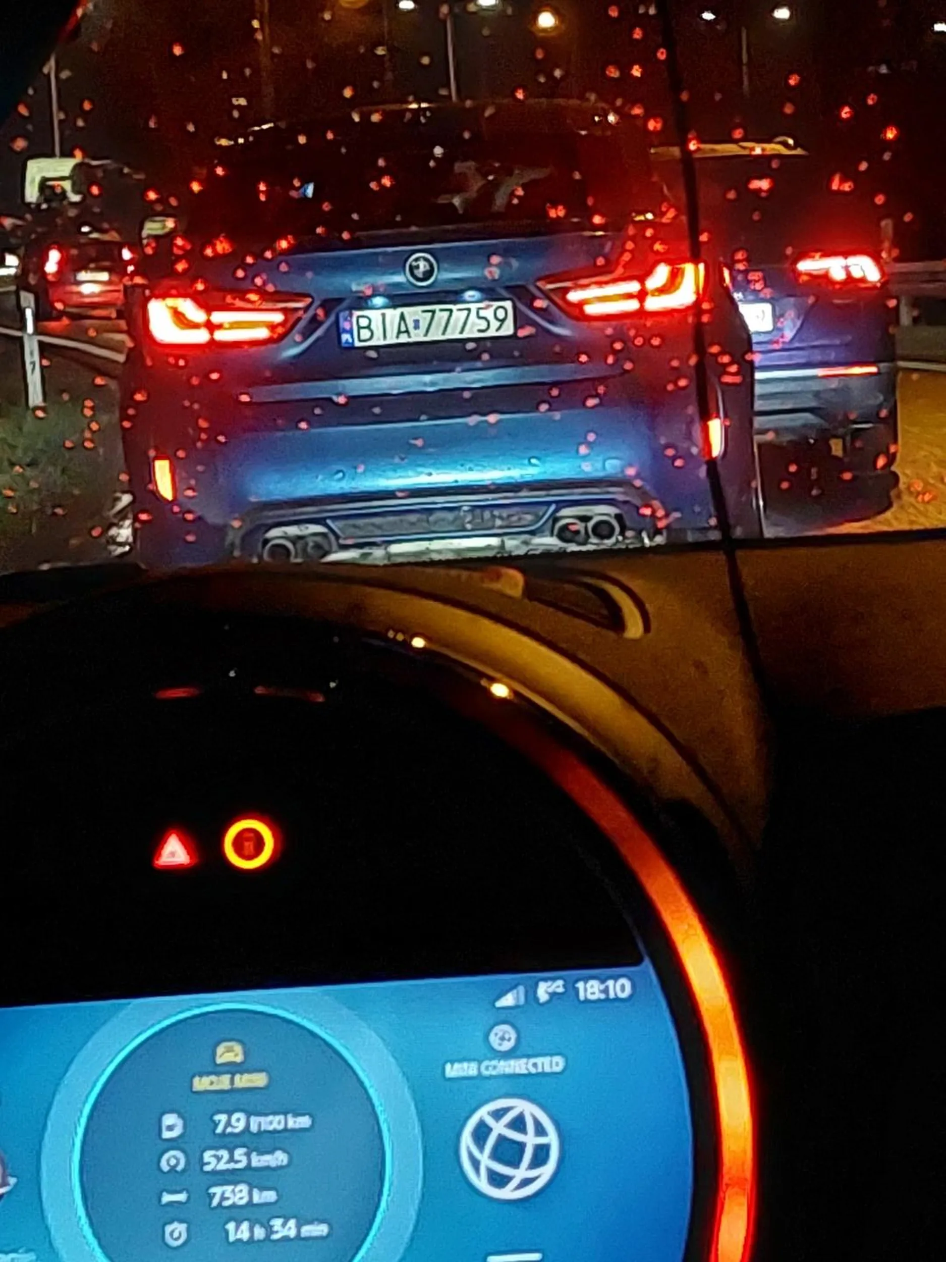 Kierowca  BIA 77759 Jakiś naćpany najpierw nas wyprzedził trawnikiem i później wjechał na rozwidleniu i na wstecznym jechał poboczem... Szkoda słów