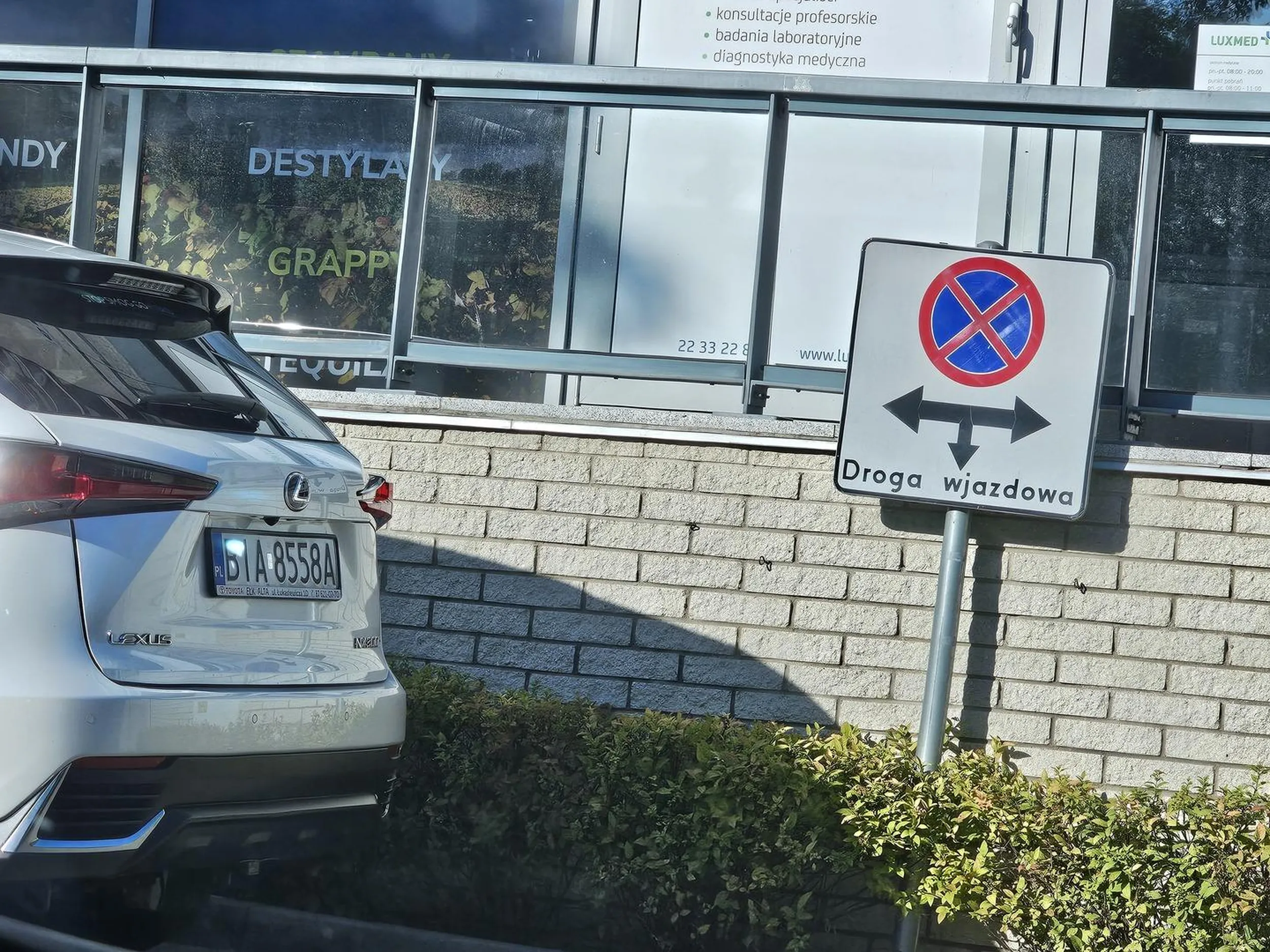 Paniusia nie potrafi czytać znaków uniemożliwiając wyjazd dla osób prawidłowo zaparkowanych. Akalice...