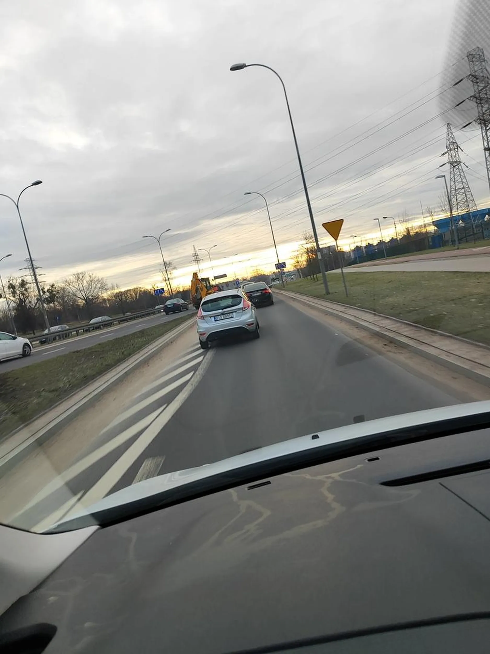 Jeździ przy lewej krawędzi drogi najeżdża na pasy wyłączone z ruchu