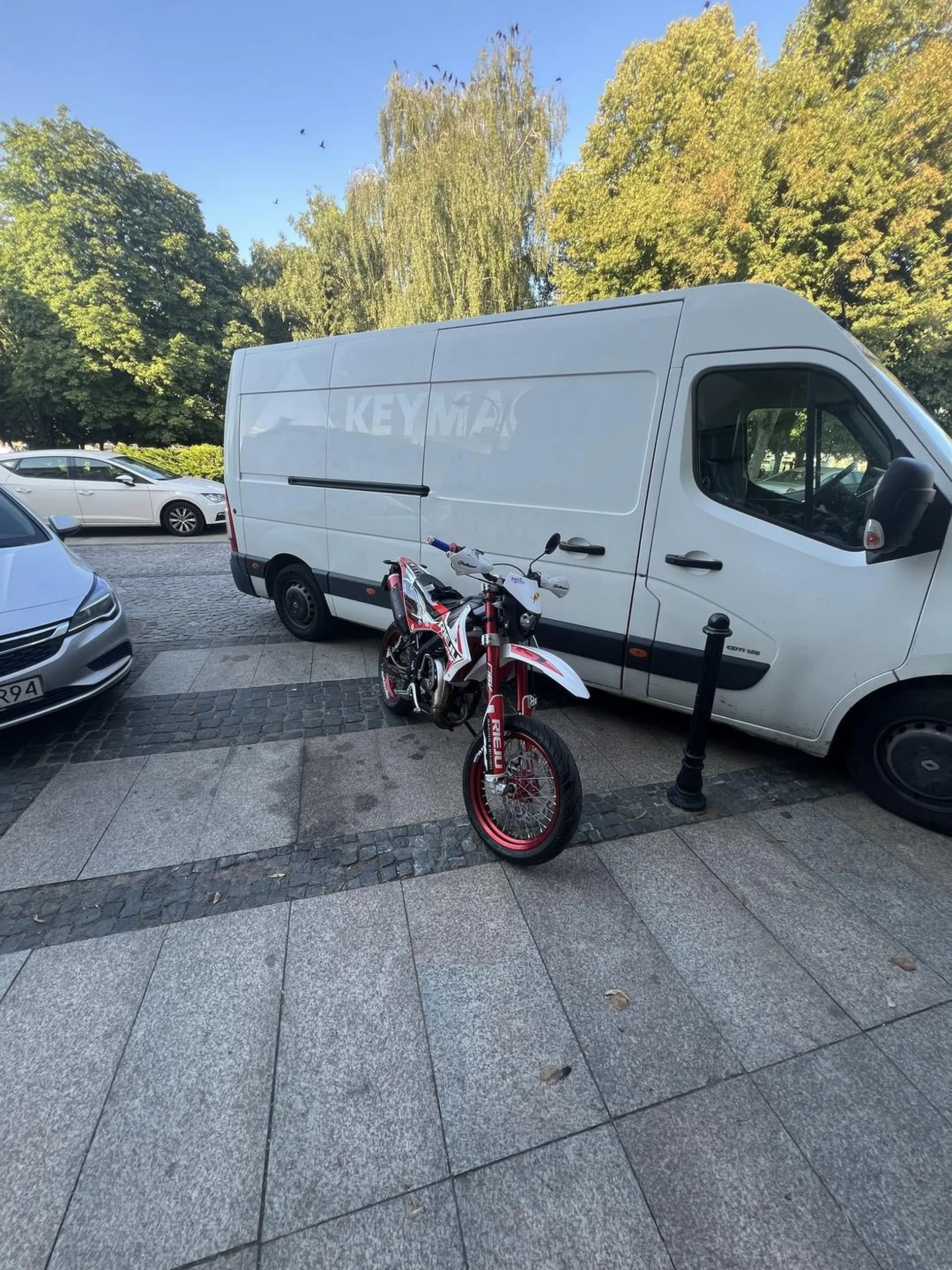 parkować nie uczyli? zaparkował tak blisko że musiałem pchać motocykl dookoła