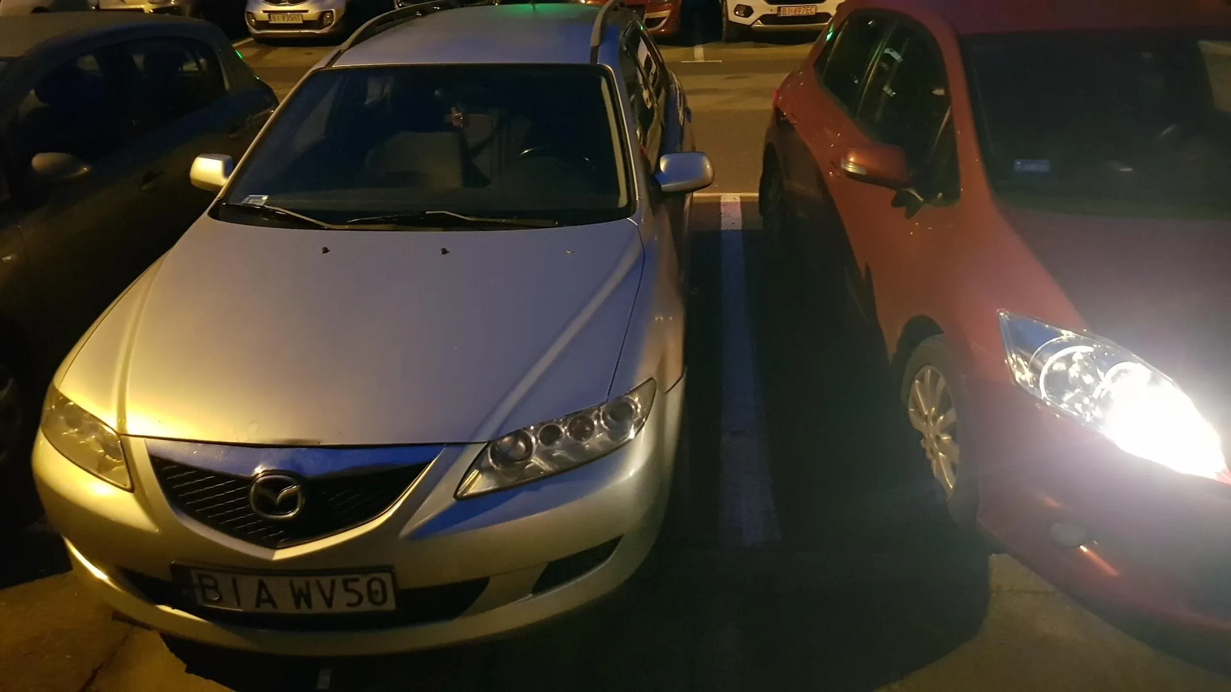 Nie pozdrawiam buraka który przy ul. Stromej wychodząc uderzył drzwiami w moja toyotę. Została wgniotka Ale nie miałem czasu czekać i załatwiać tej sprawy. Patrz jak wyłazisz!!!