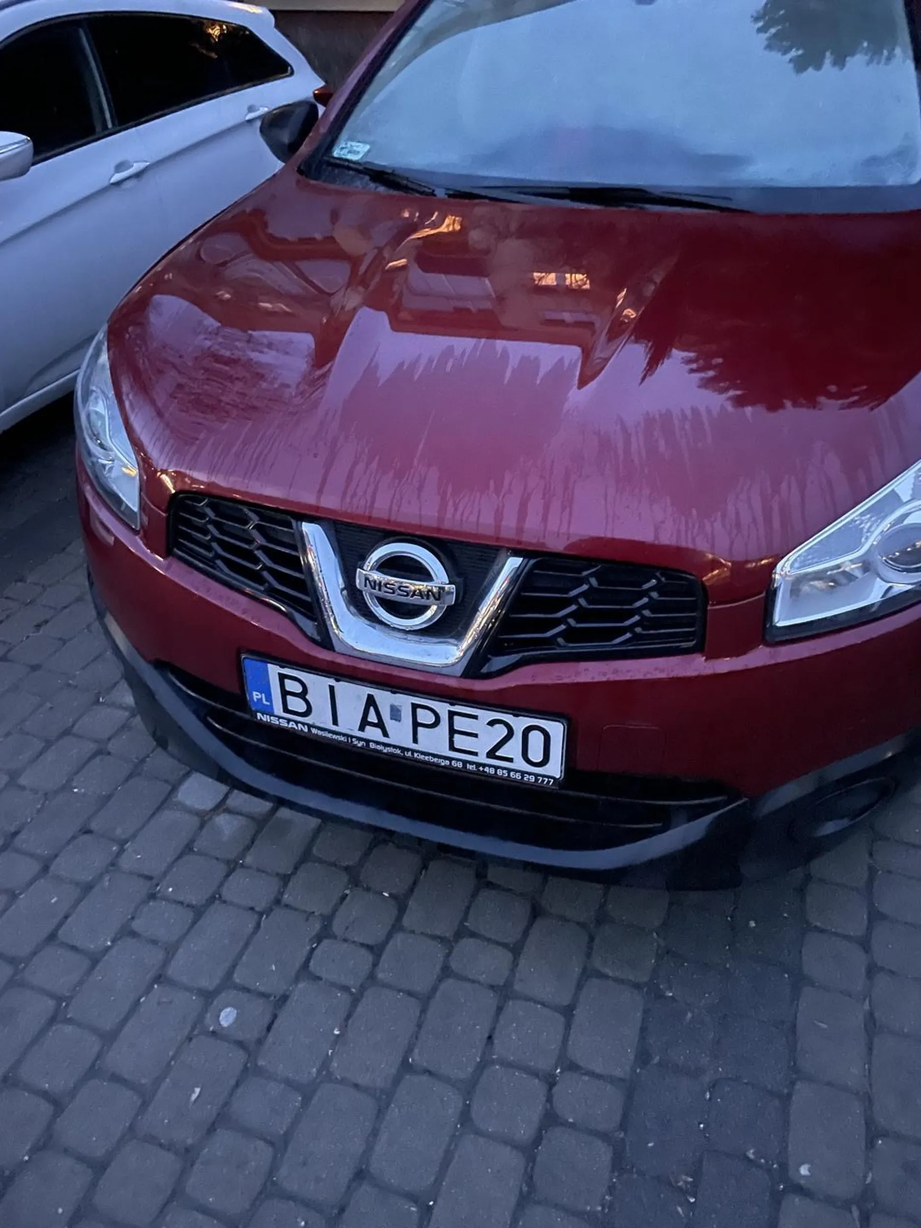 Uwaga na nią, kobieta w mocherowym berecie obija auta na parkingach.