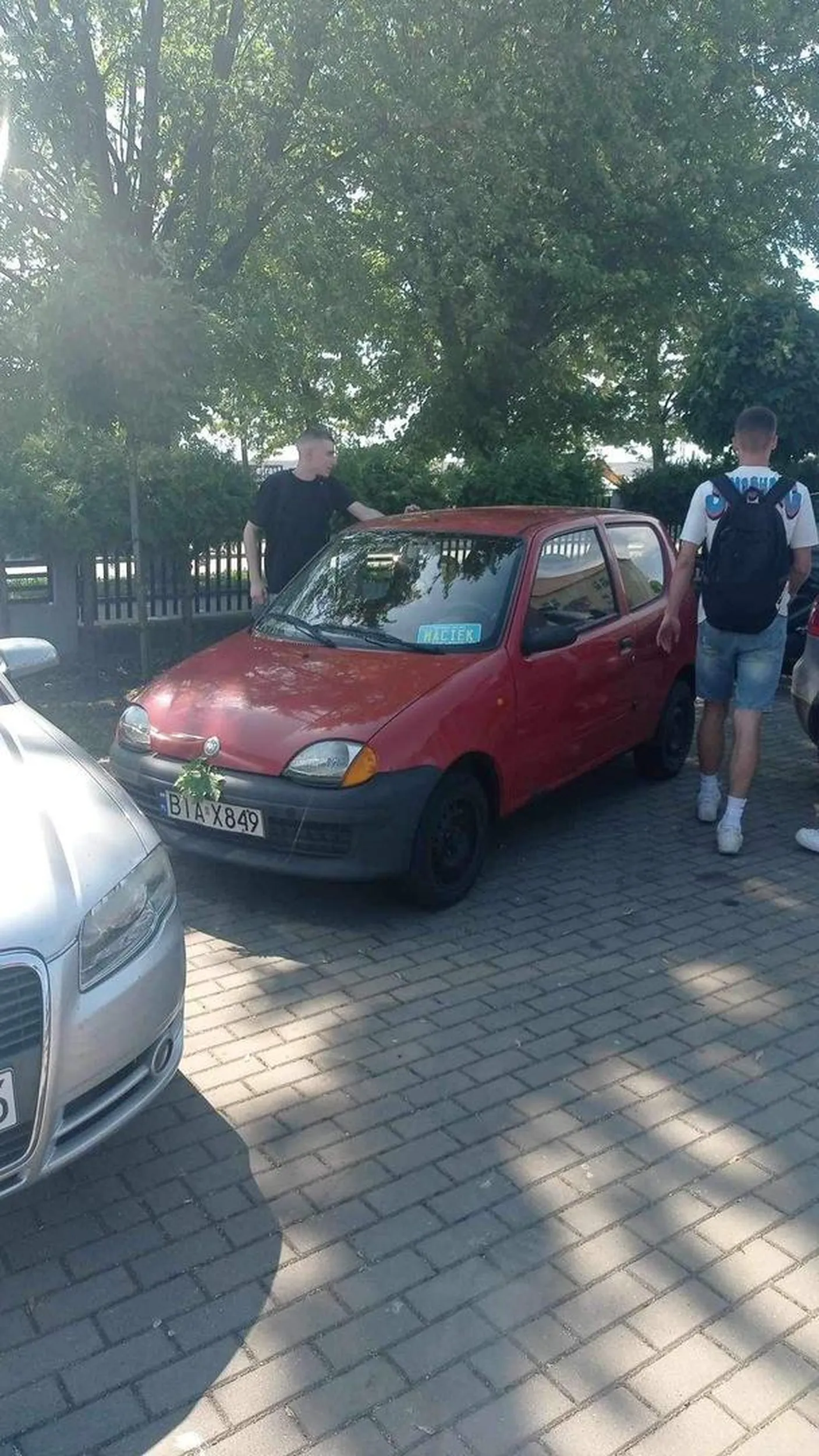 Mistrz parkowania brak słów jeździ tym sejakiem i myśli ze jest nie wiadomo kim prawko znalezione w czipsach weź jeździj lepiej autobusami