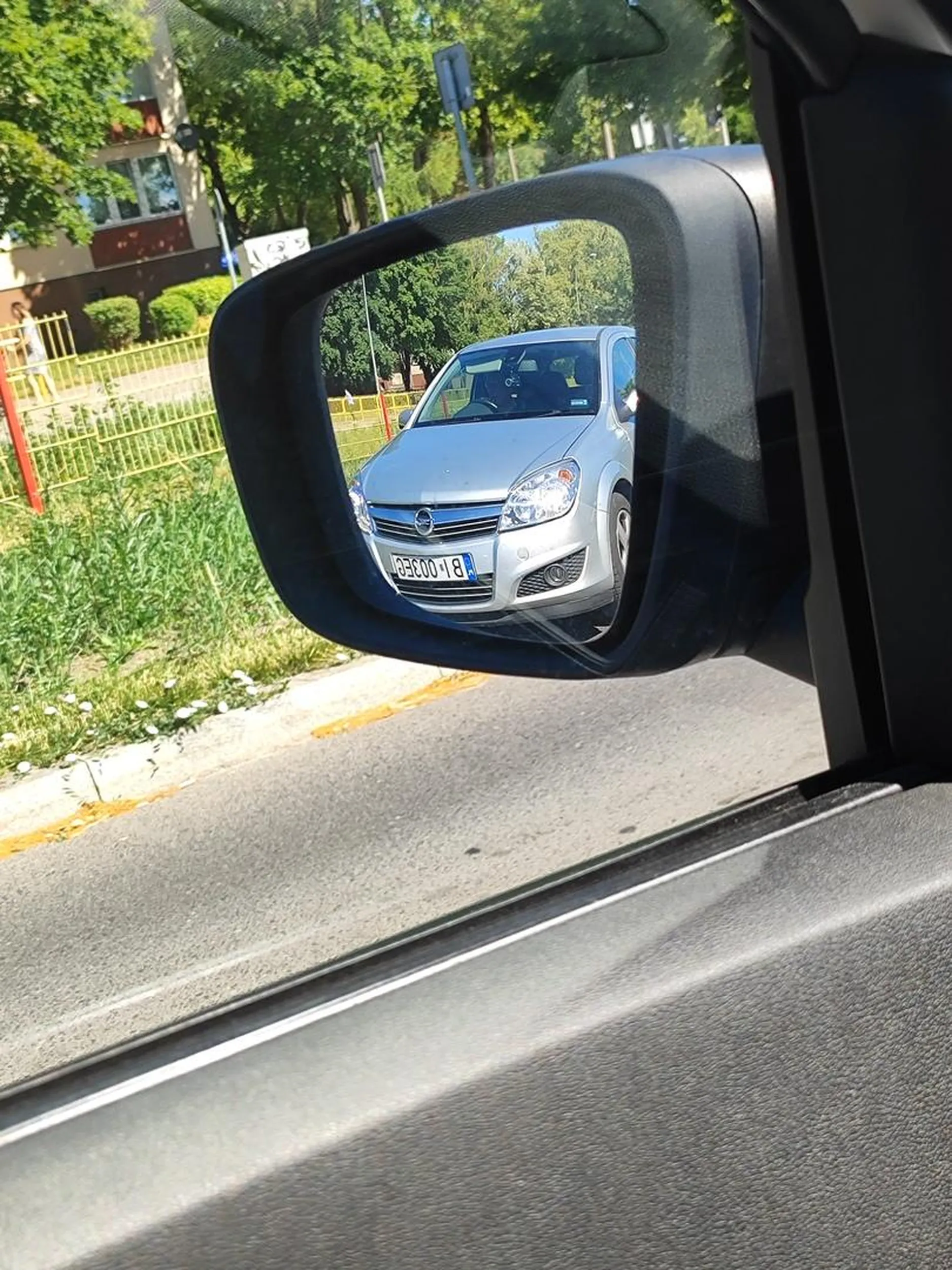 Zatrzymałem się na prawym pasie przed przejściem dla pieszych żeby przepuścić starszego Pana, ta Paniusia na pełnej prędkości wyprzedziła mnie lewym pasem kiedy Pan był w połowie, był na tyle roztropny że wychylił najpierw głowę a nie całe ciało dzięki temu tak Panienka nie została morderczynią