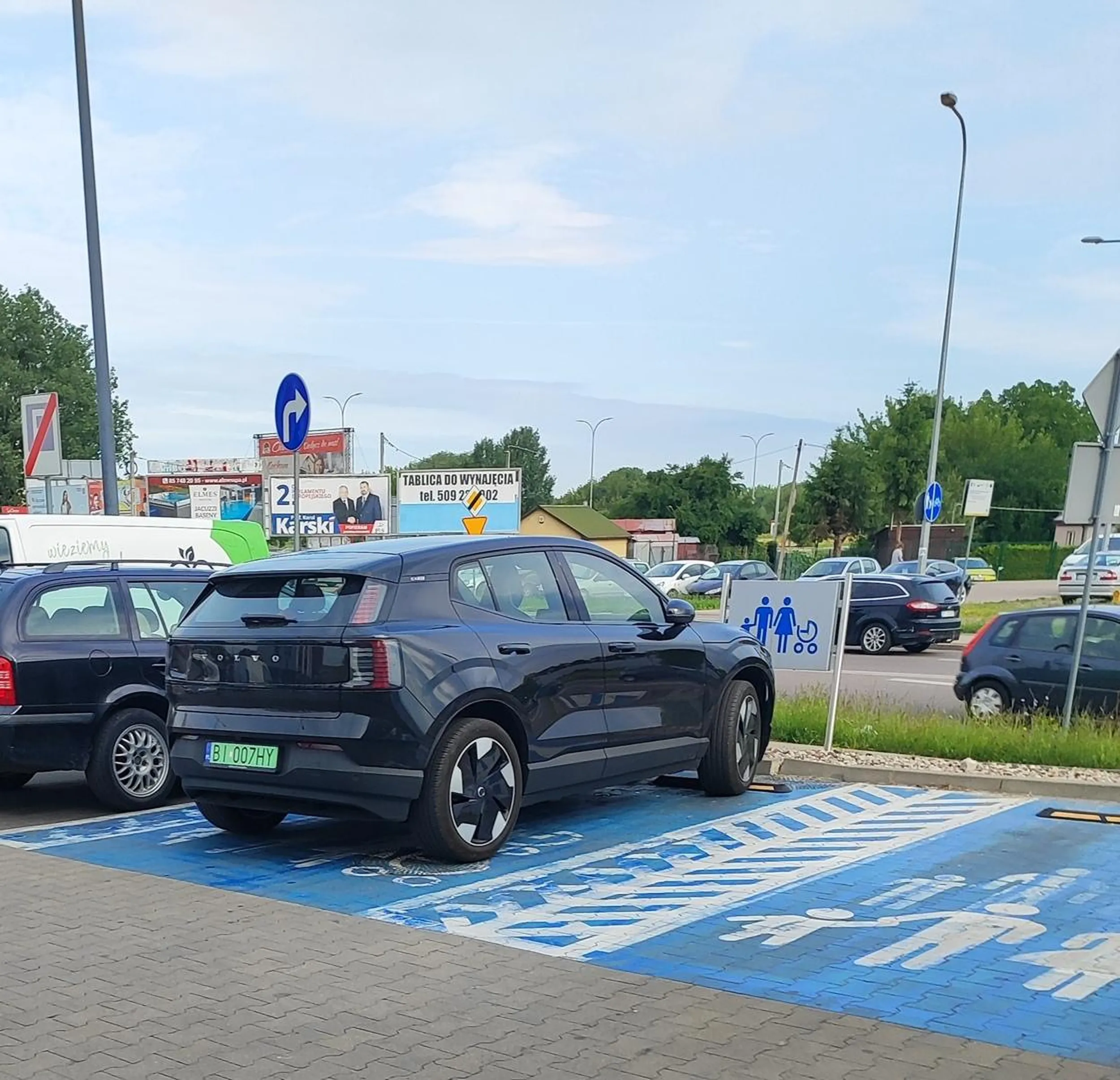 Jednoosobowa rodzina, deska z elektryka, myśli że jak może jeździć bus pasem to jeszcze parkować na miejscu dla rodzin, dodatkowo nosi okulary przeciwsłoneczne w pochmurny dzień rano