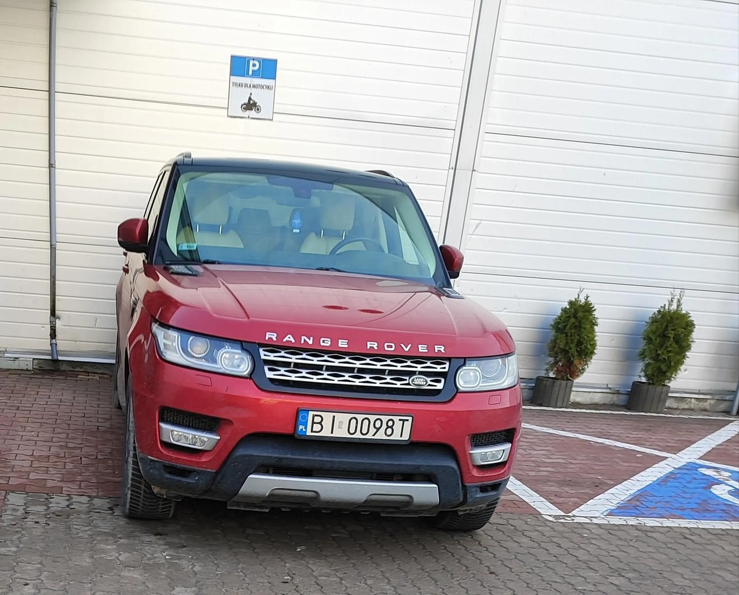 Ewidentnie właściciel pojazdu myśli że jeździ jednośladem