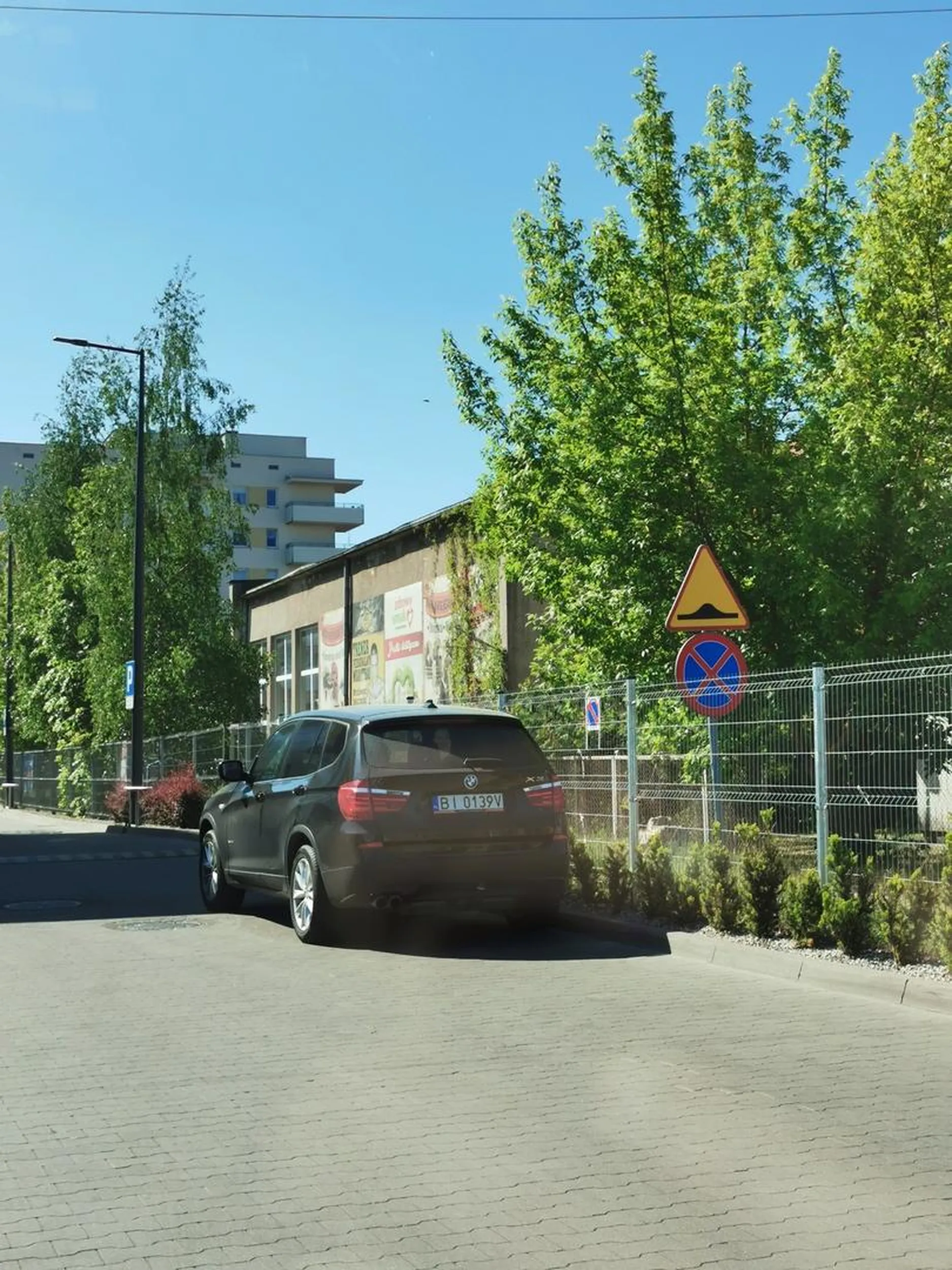 Ignorancja w czystej postaci. Człowiek który patrzy tylko na swój zad. Parking w połowie pusty ale co tam.