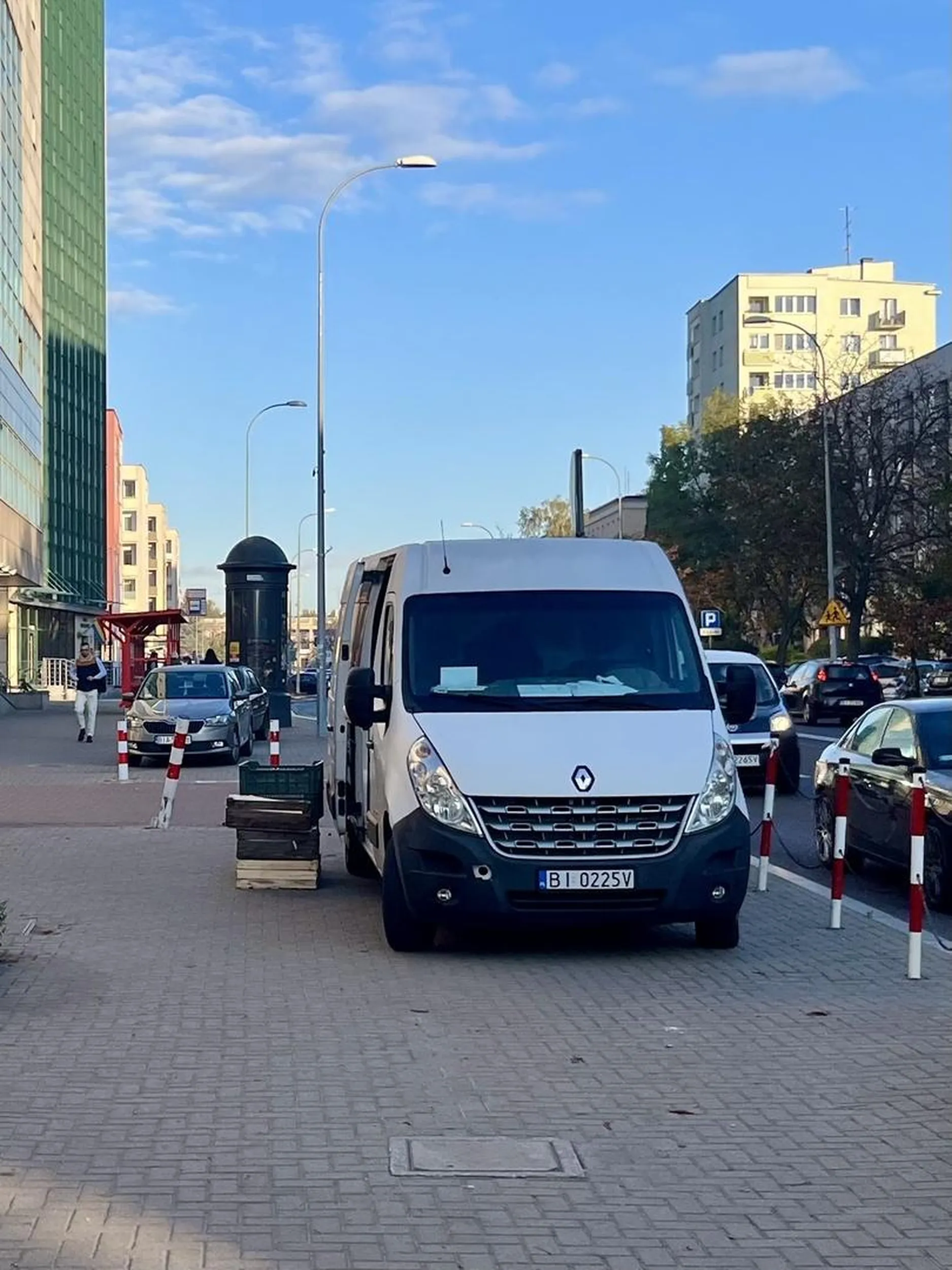 To dostawca rozjeżdżający naszych klientów na chodniku, Policja jest bezradna ???‍♂️