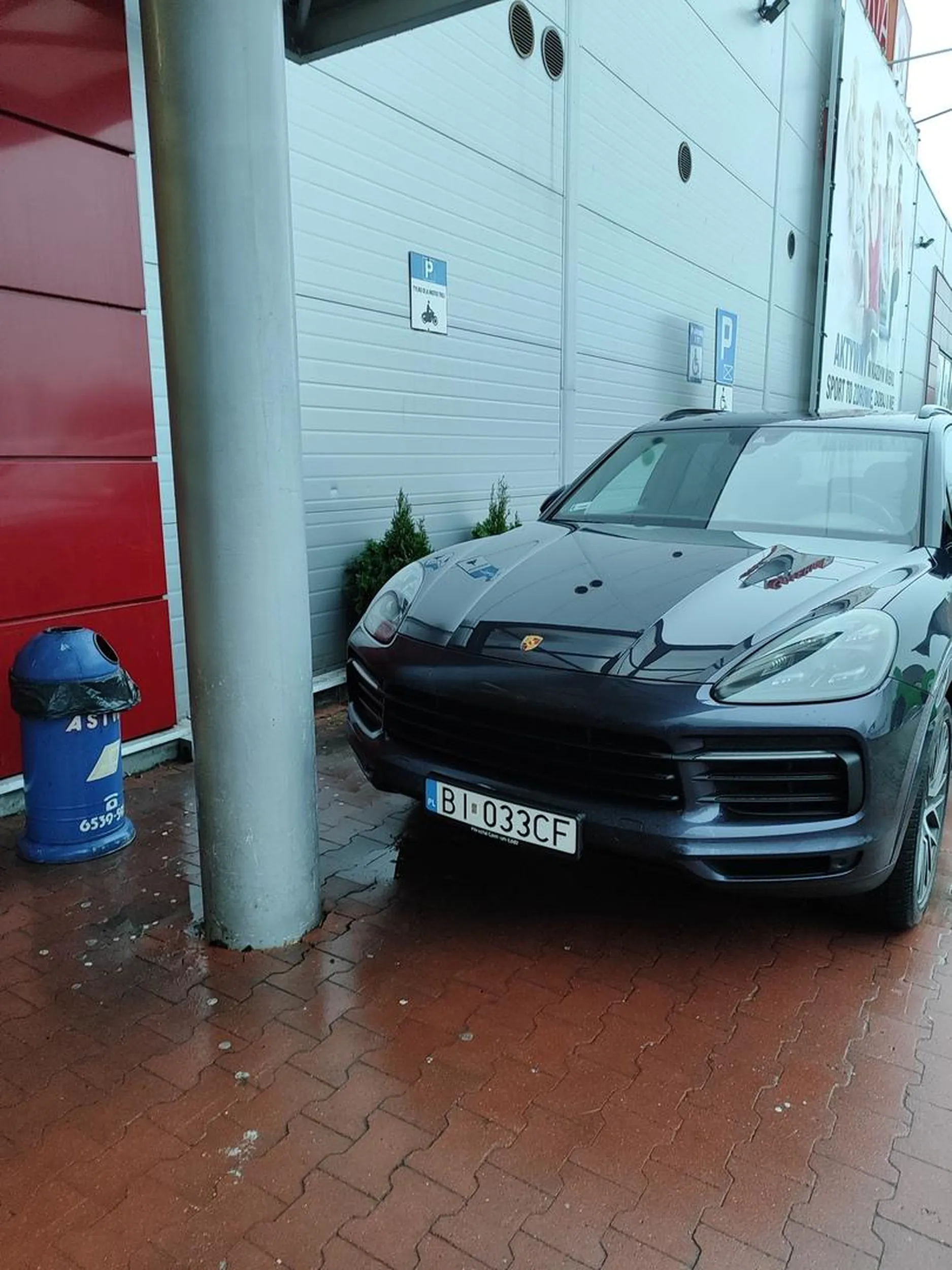 Nie dość że na miejscu dla motocyklistów to i kawałek na miejscu oznaczonym dla niepełnosprawnych, tak byłem motorem.