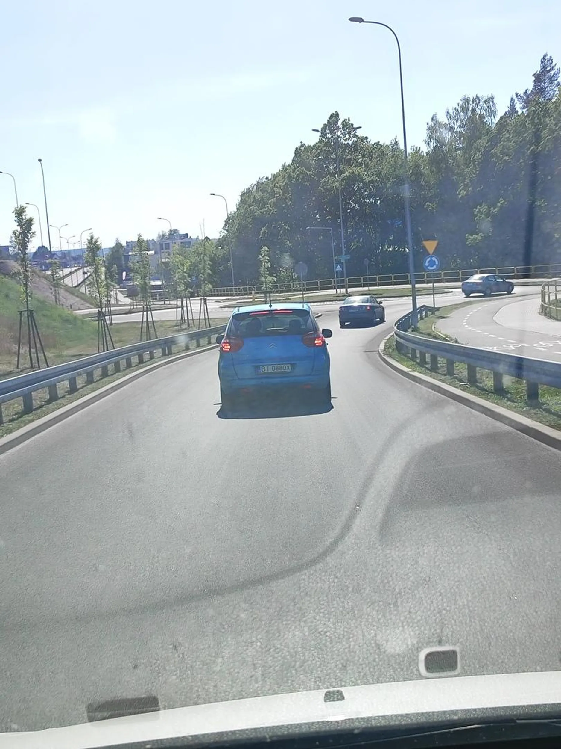 Nie patrzy na przejazd dla rowerów i przejście dla pieszych gdyby rowerzysta nie zahamował byłby wypadek