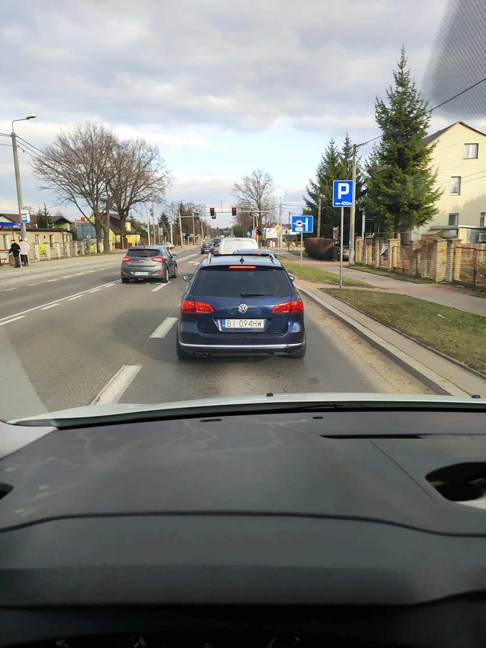 Godziny szczytu chłop popierd4la środkiem jezdni wyprzedza każdego jak leci, aż się za nim kurzy, przekracza linie ciągłe i nie zwraca uwagę na sygnalizację świetlna