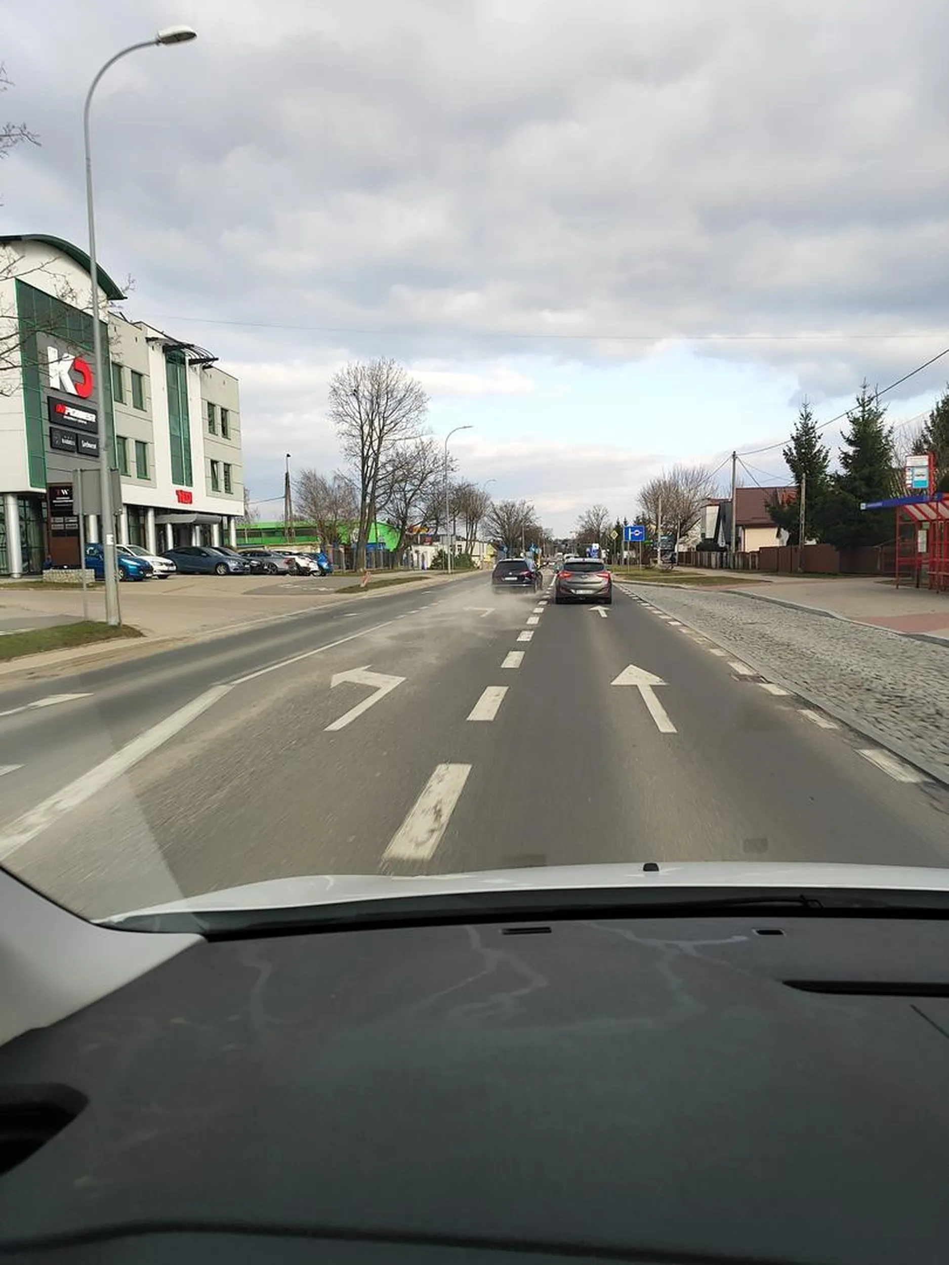 Godziny szczytu chłop popierd4la środkiem jezdni wyprzedza każdego jak leci, aż się za nim kurzy, przekracza linie ciągłe i nie zwraca uwagę na sygnalizację świetlna