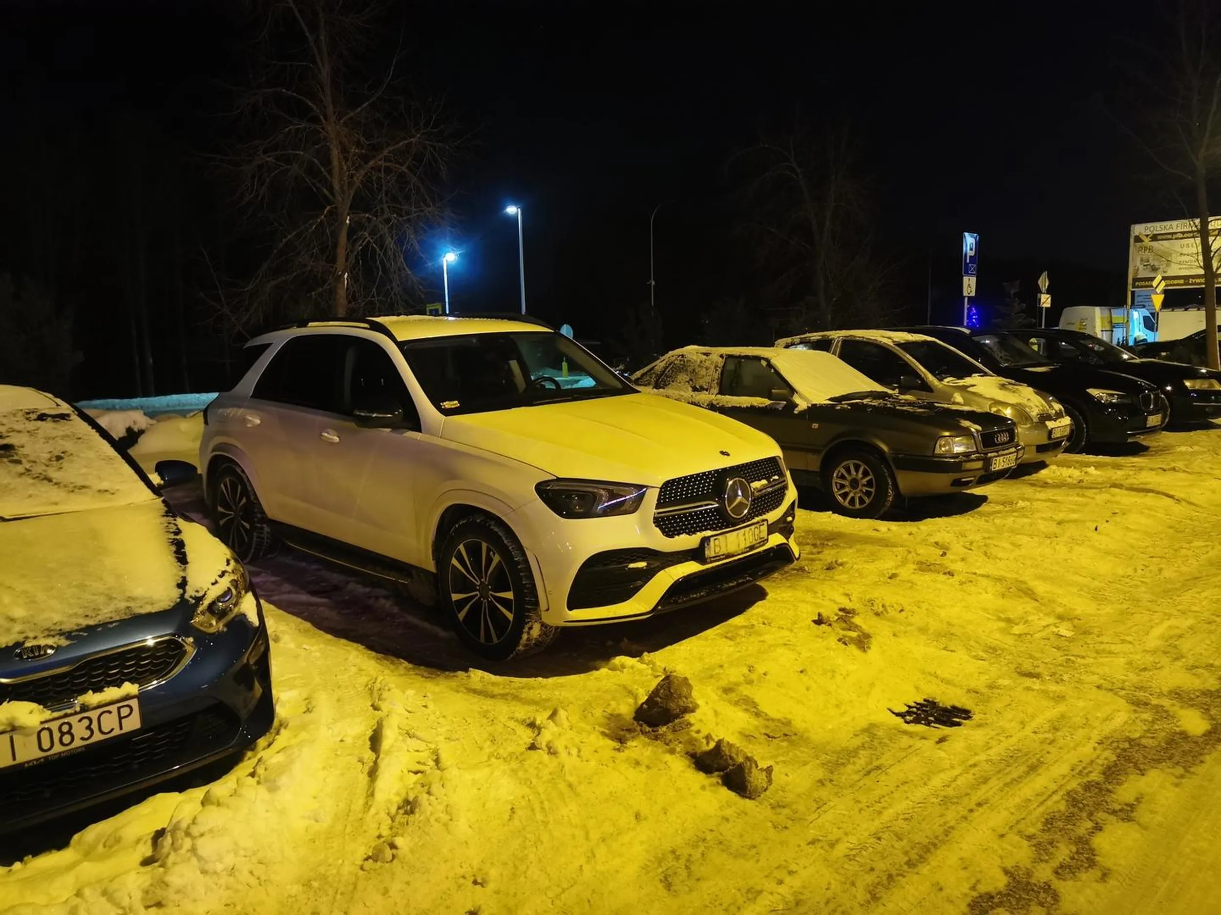 Zwykłe hamidło parkując na dwóch miejscach.