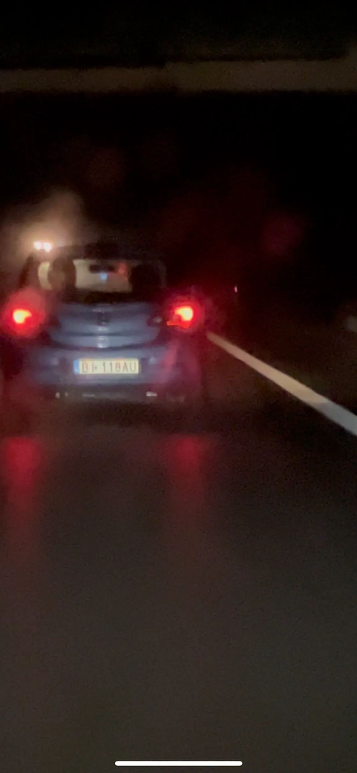 nie umie jeździć na „suwak”, zajeżdża drogę i blokuje pas ruchu. Czas wrócić na kurs nauki jazdy.