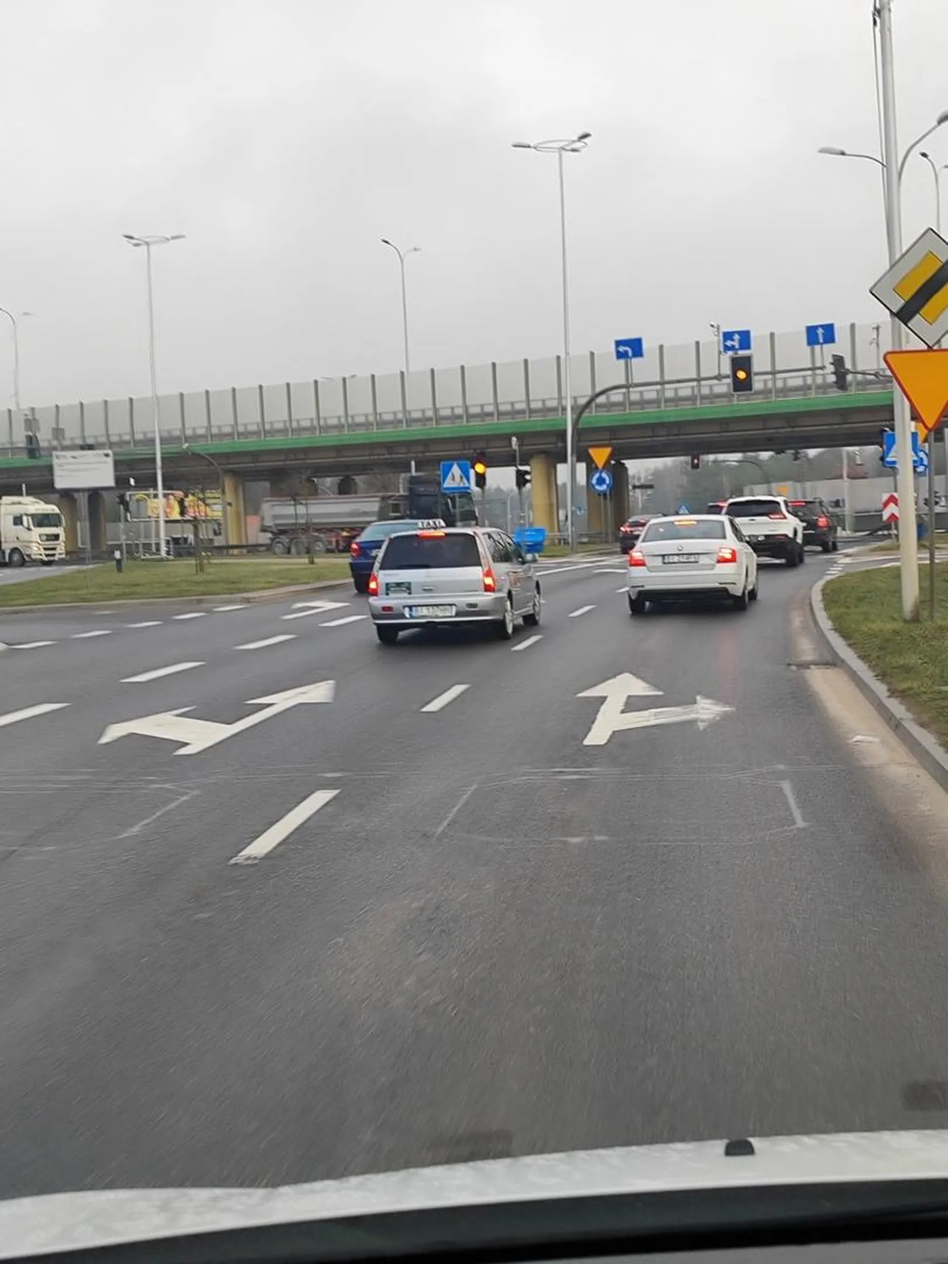 Sałaciarz blokuje ruch stwarza zagrożenie na drodze!!! Srebrne kombi