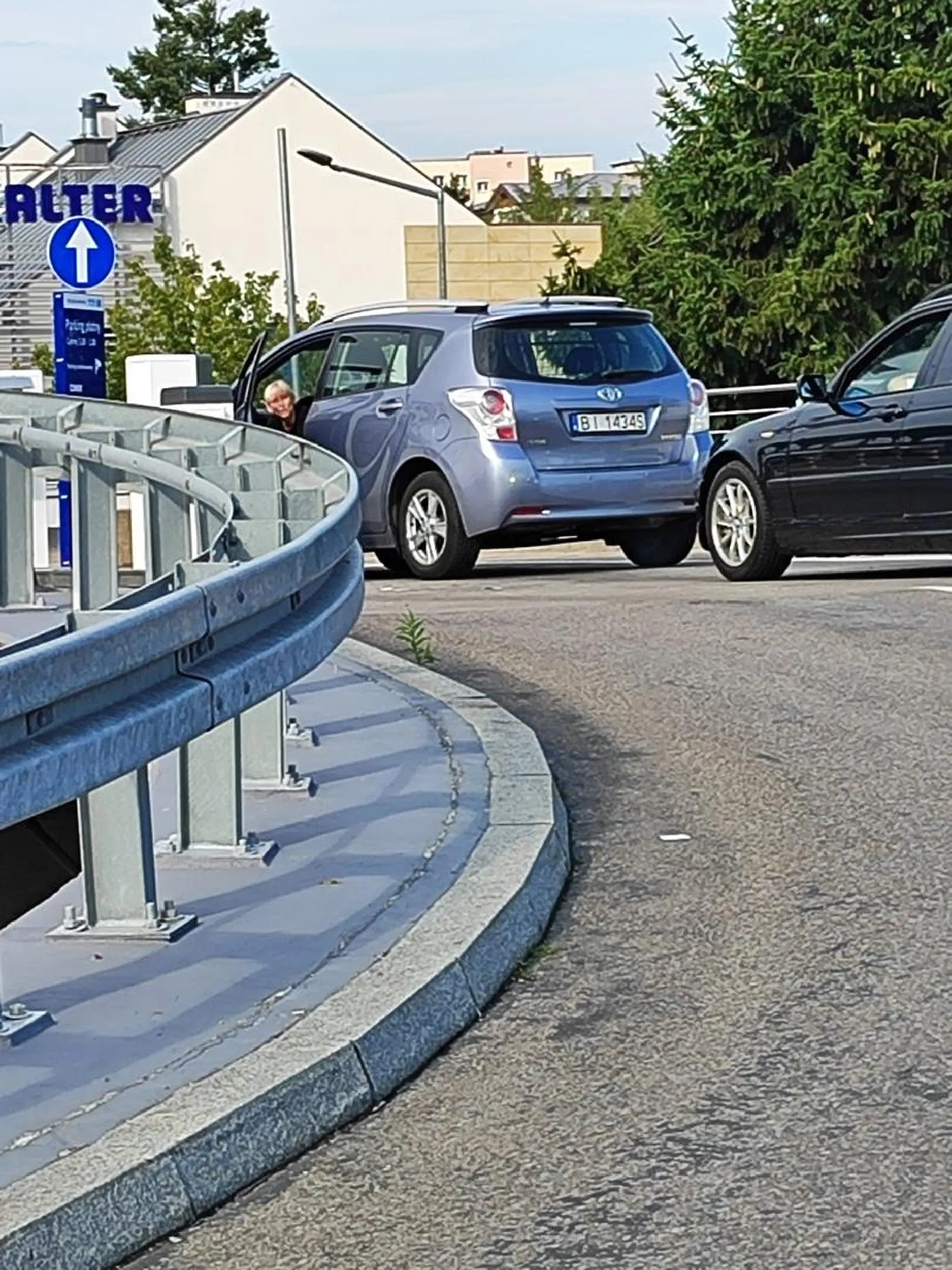 Są ludzie i taborety to akurat taboret który zablokował wjazd na parking galerii ponieważ podjechała za blisko szlabanu i kamerka nie złapała rejestracji, oczywiście jeszcze dwa samochody za nią to również taborety które zawróciły razem z nią na inny parking a ja jak Królewicz normalnie wjechałem a szlaban otworzył się automatycznie