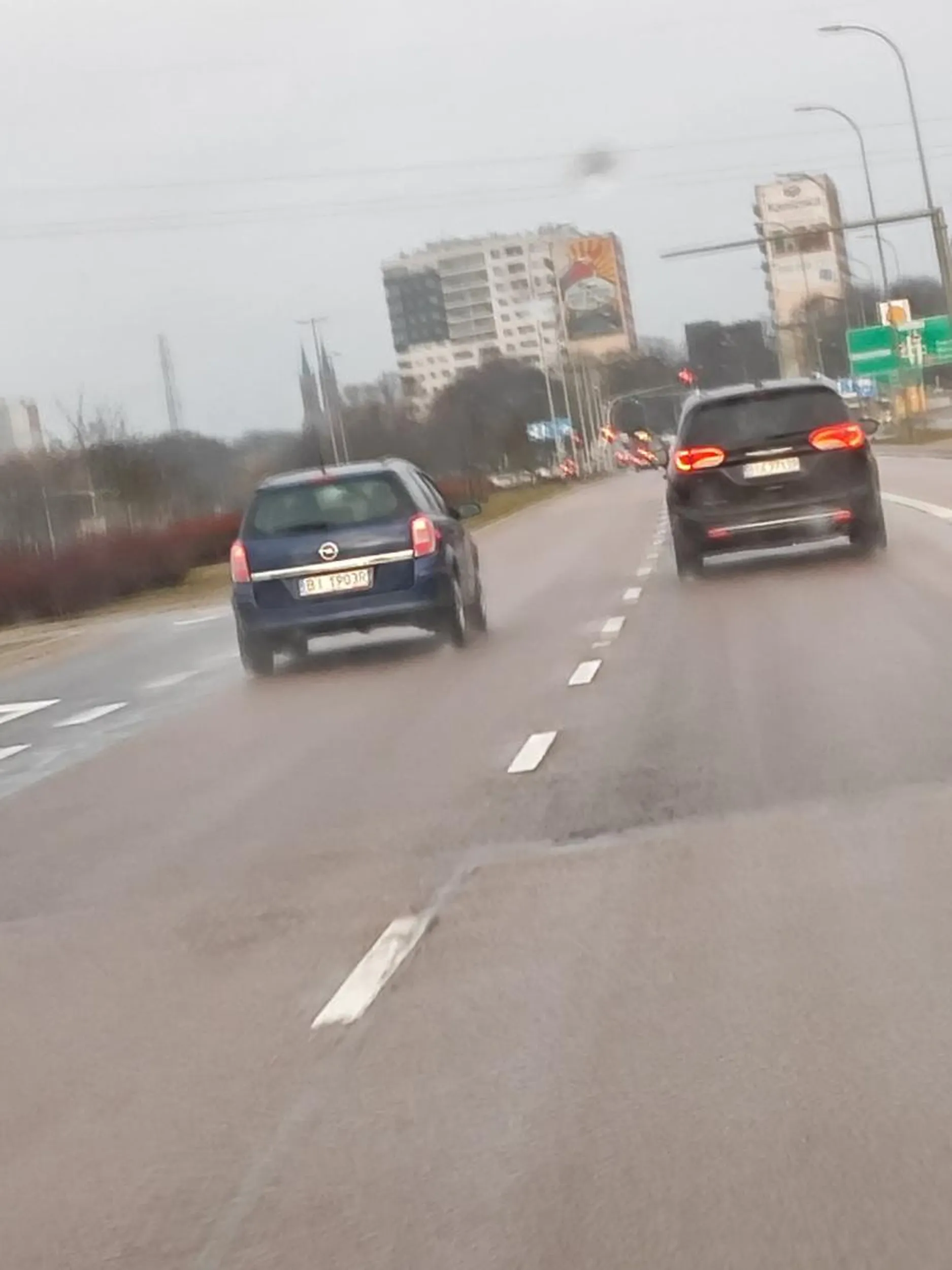 Daje kierunek w lewo żeby zmienić pas na lewy a ten wyjeżdża zza mnie  zmienia pas bez kierunkowskazu przed przejściem dla pieszych