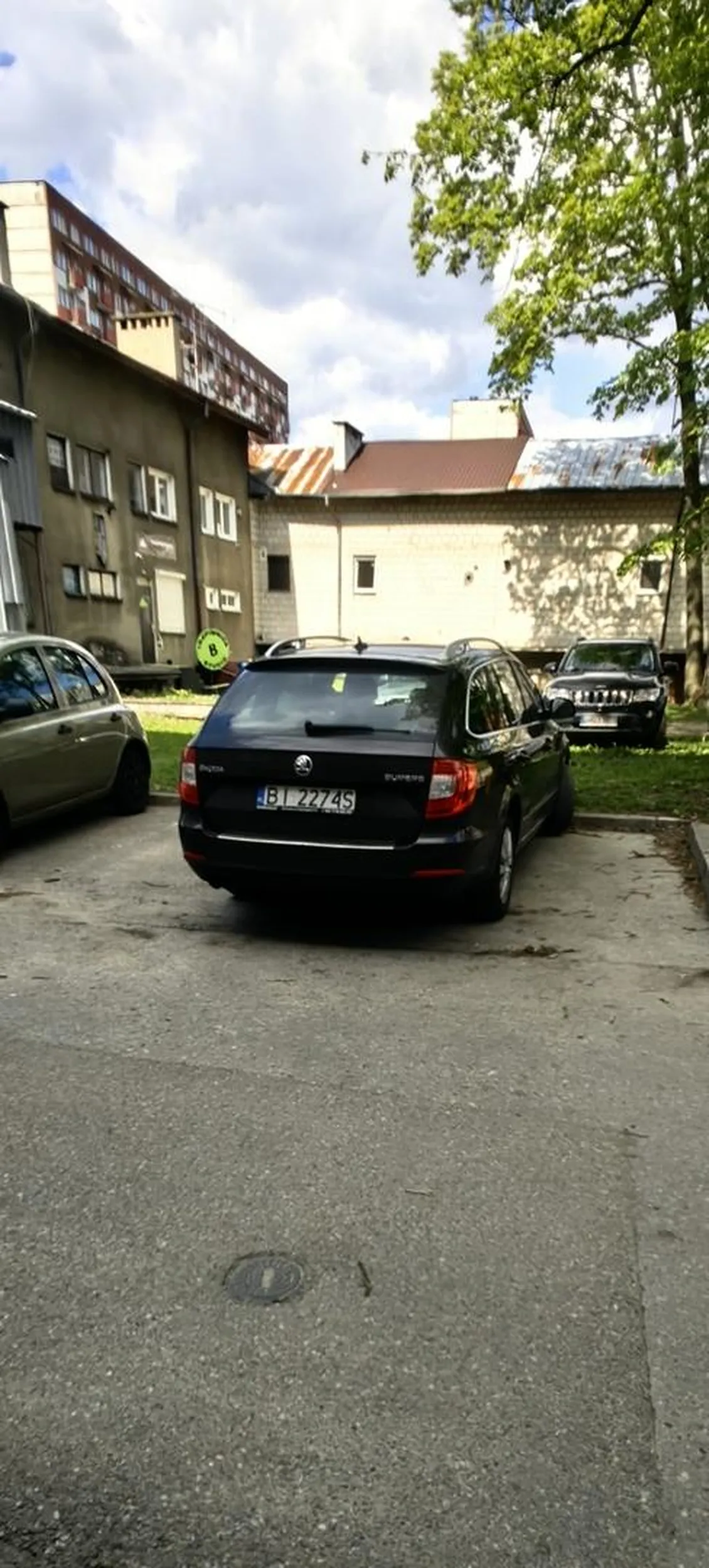 Na trzech miejscach parkingowych nie dało sie stanąć?