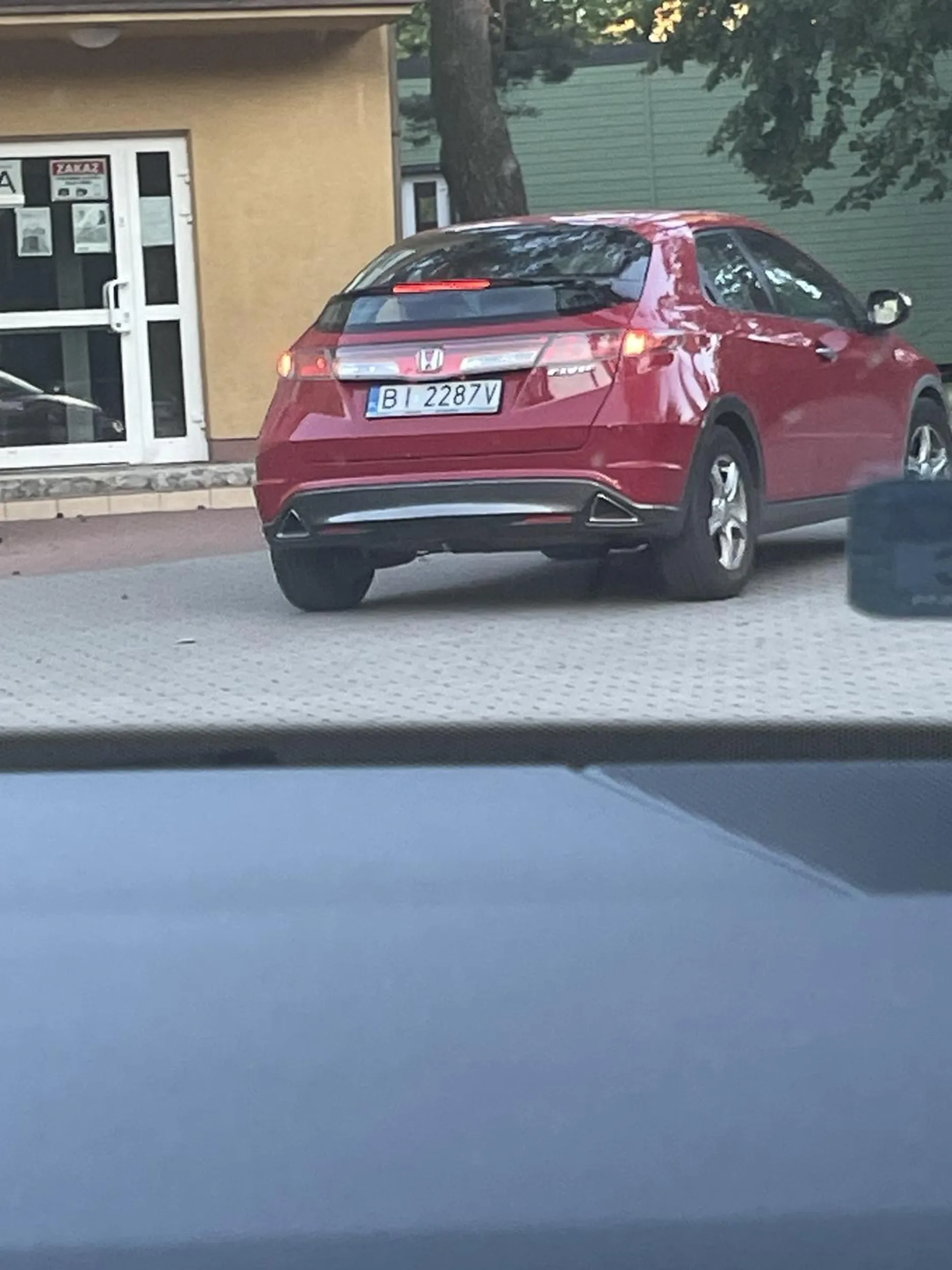 Ta dziewczyna prawie odziera każdego po mieście