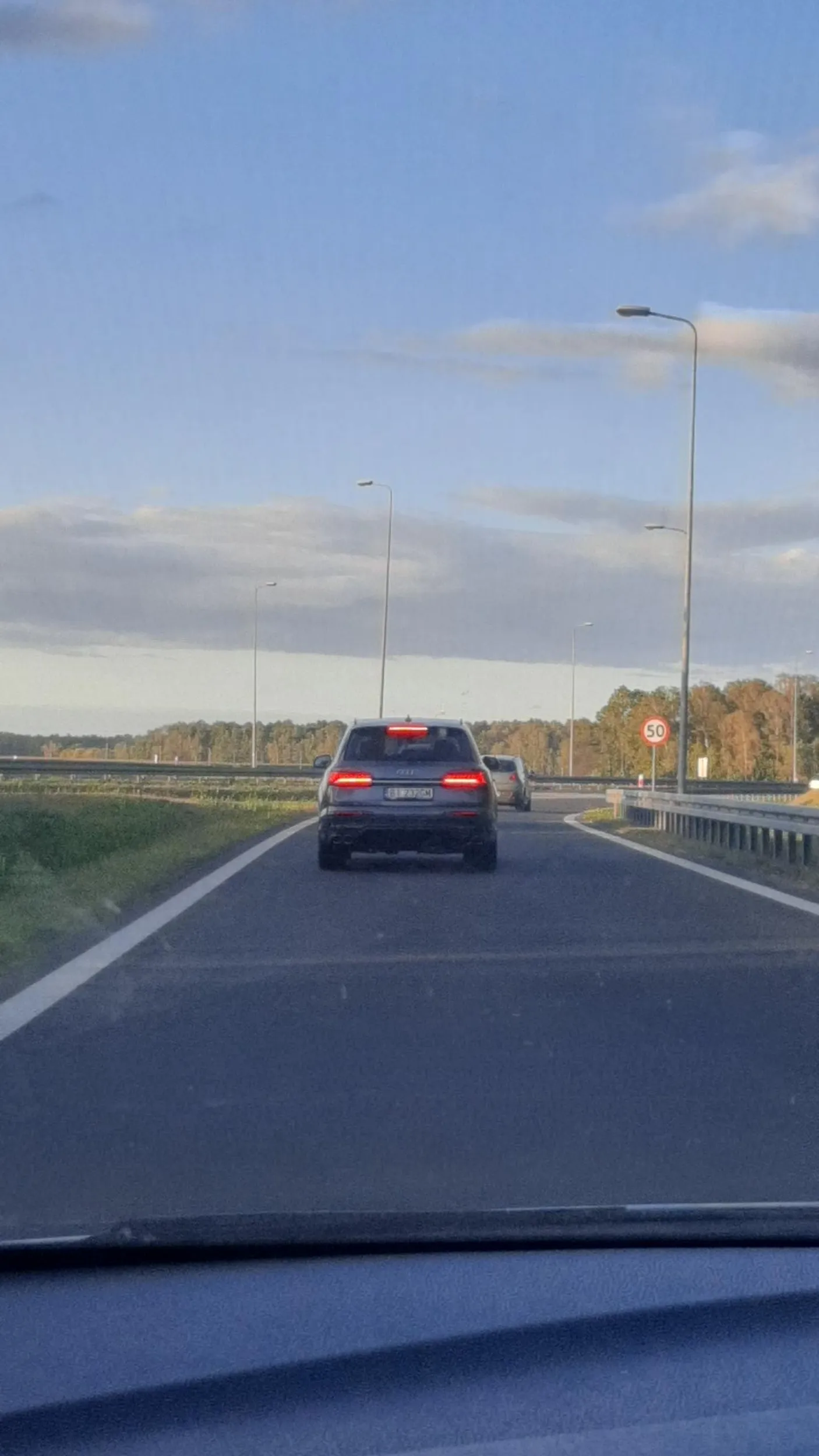 Wyprzedzał mnie na czołówkę, stwarza zagrożenie na drodze. Tylko moje szybkie hamowanie i udostępnienie Ci miejsca, żebyś wrócił na swój pas sprawiło, że nikomu nic się nie stało. Rozwagi trochę, bo niewiele brakowało do tragedii, w której mogłabym być uczestnikiem. Brak słów, zero wyobraźni