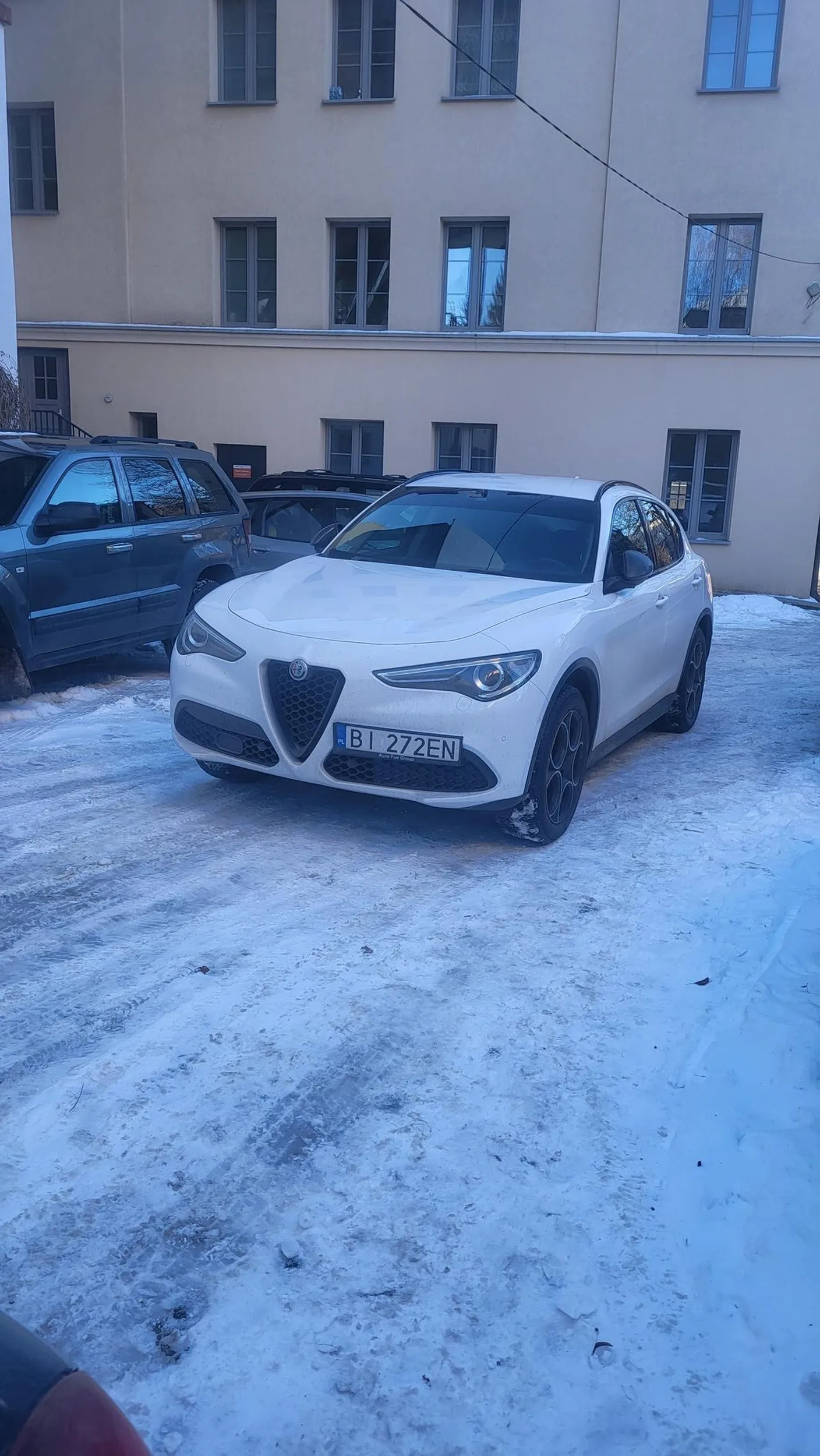 Cipeusz zastawia auta na parkingu i nie zostawia nr tel argumentując swoje zachowanie tym że "on tu mieszka". C*uj z tym ze każdy inny kto tu mieszka numer zostawia. Chyba opony ci niemiłe, co? Do następnego razu.