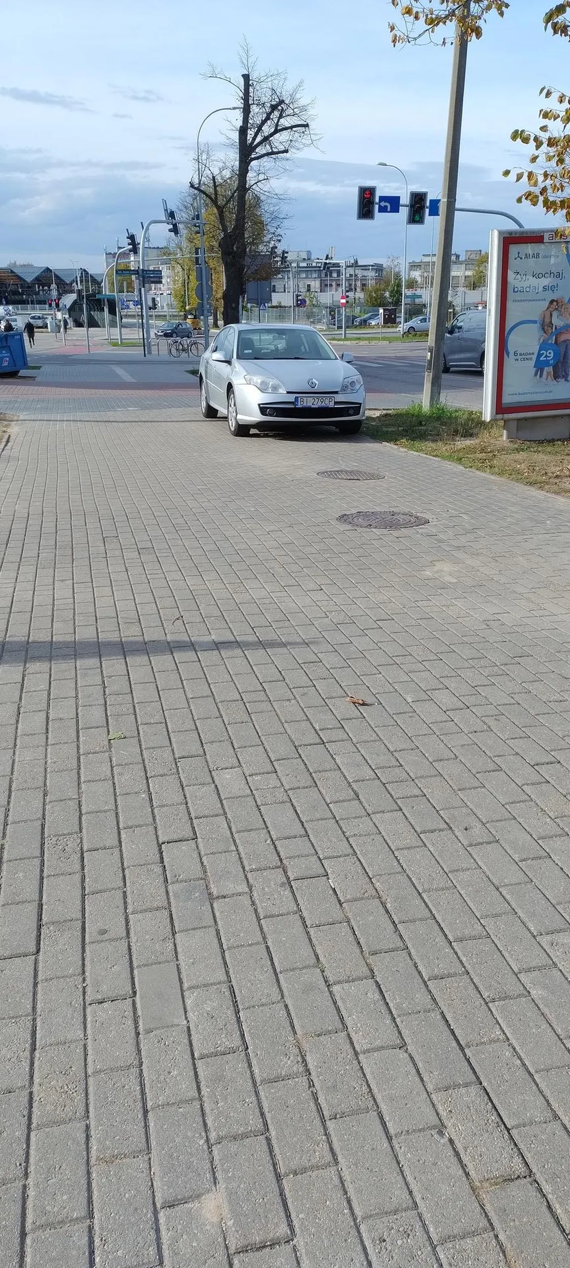 Stawia samochód na chodniku po czym idzie sobie gdzieś. Gdzie obok ma wolny parking