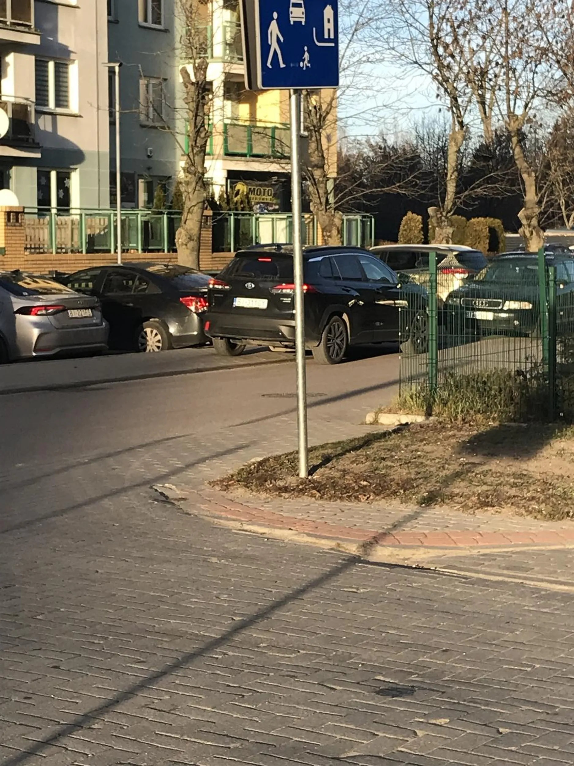 Człowiek parkuje na chodniku i będzie stać gdzie nie wolno