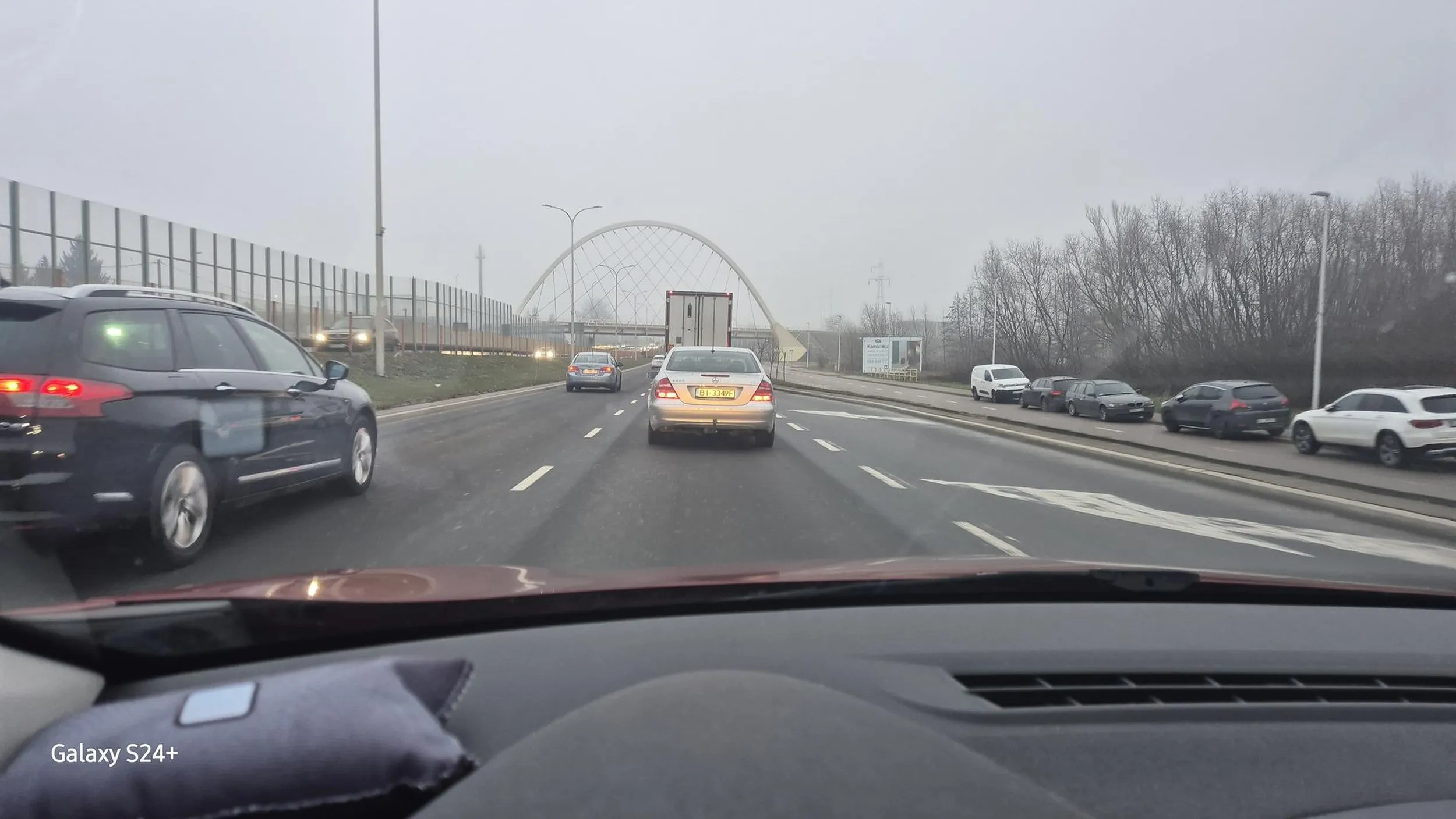 Stary buc w mercedesie myśli że jest ponad prawem blokując i wyhamowując innych kierowców.