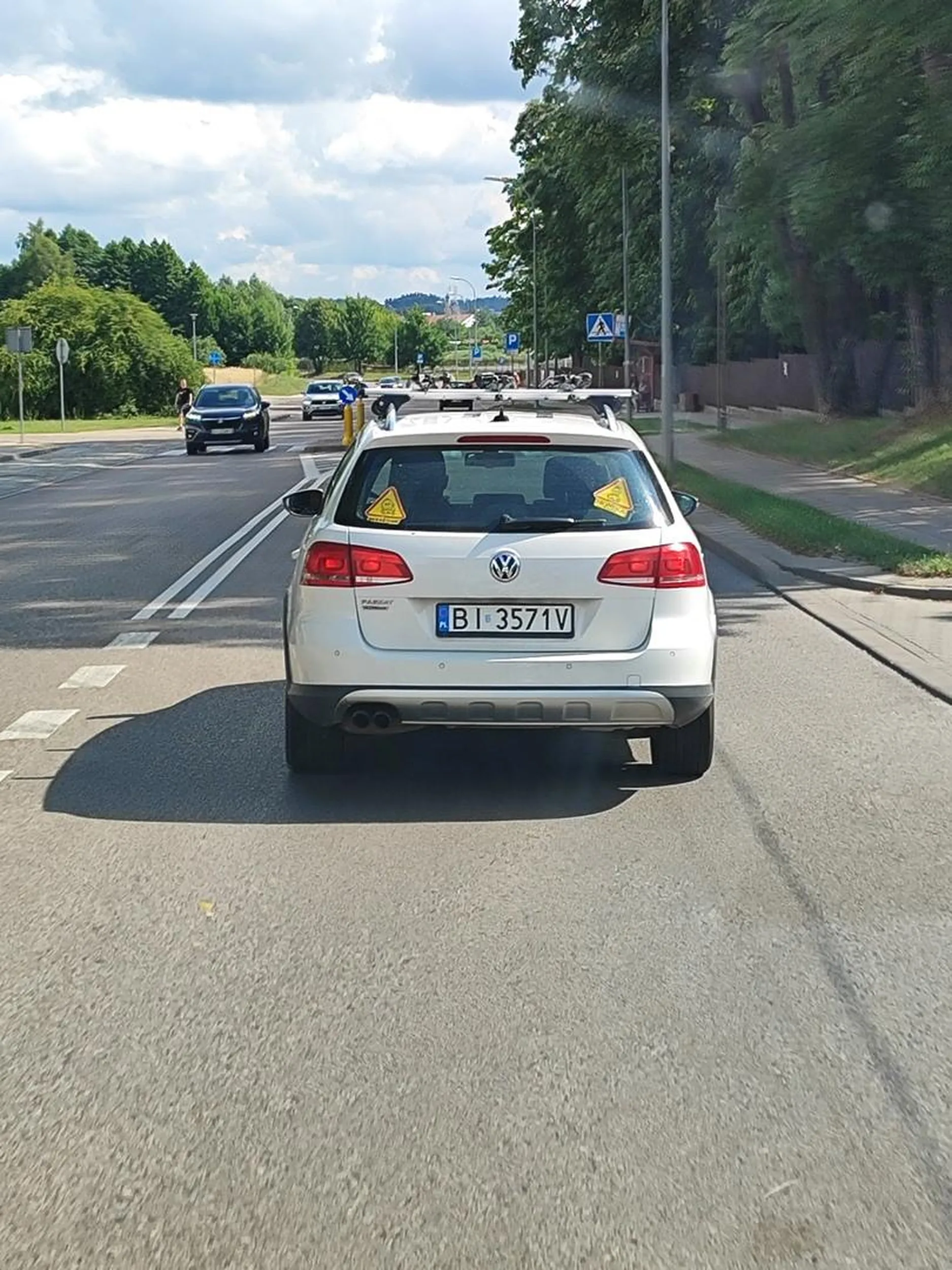 Wyrzuca pety przez okno na ulicę, pali w samochodzie dzieci w przyszłości będą dumne ze tatuś wozi ich w rakotwórczym samochodzie i jest śmieciarzem