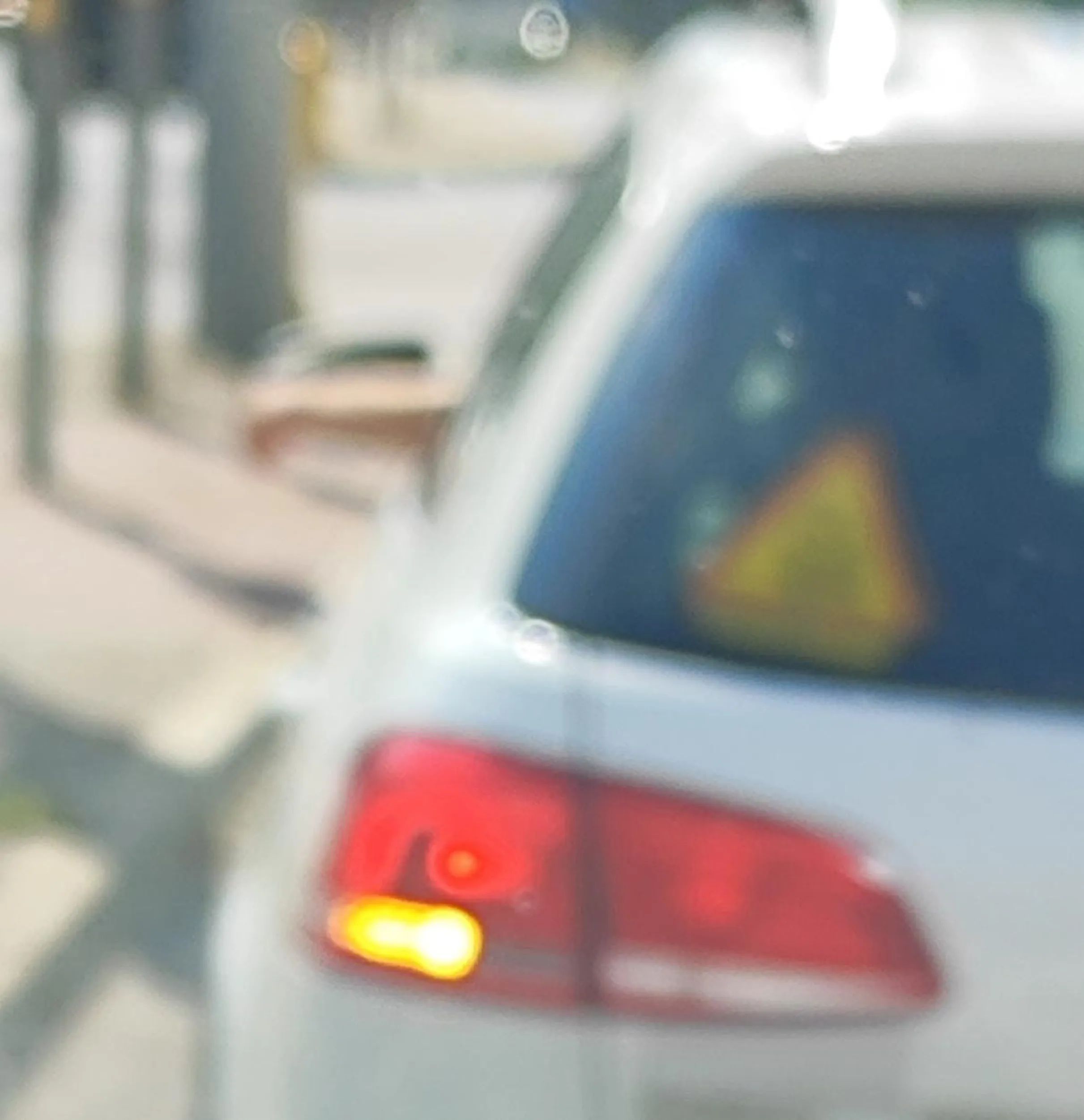 Wyrzuca pety przez okno na ulicę, pali w samochodzie dzieci w przyszłości będą dumne ze tatuś wozi ich w rakotwórczym samochodzie i jest śmieciarzem